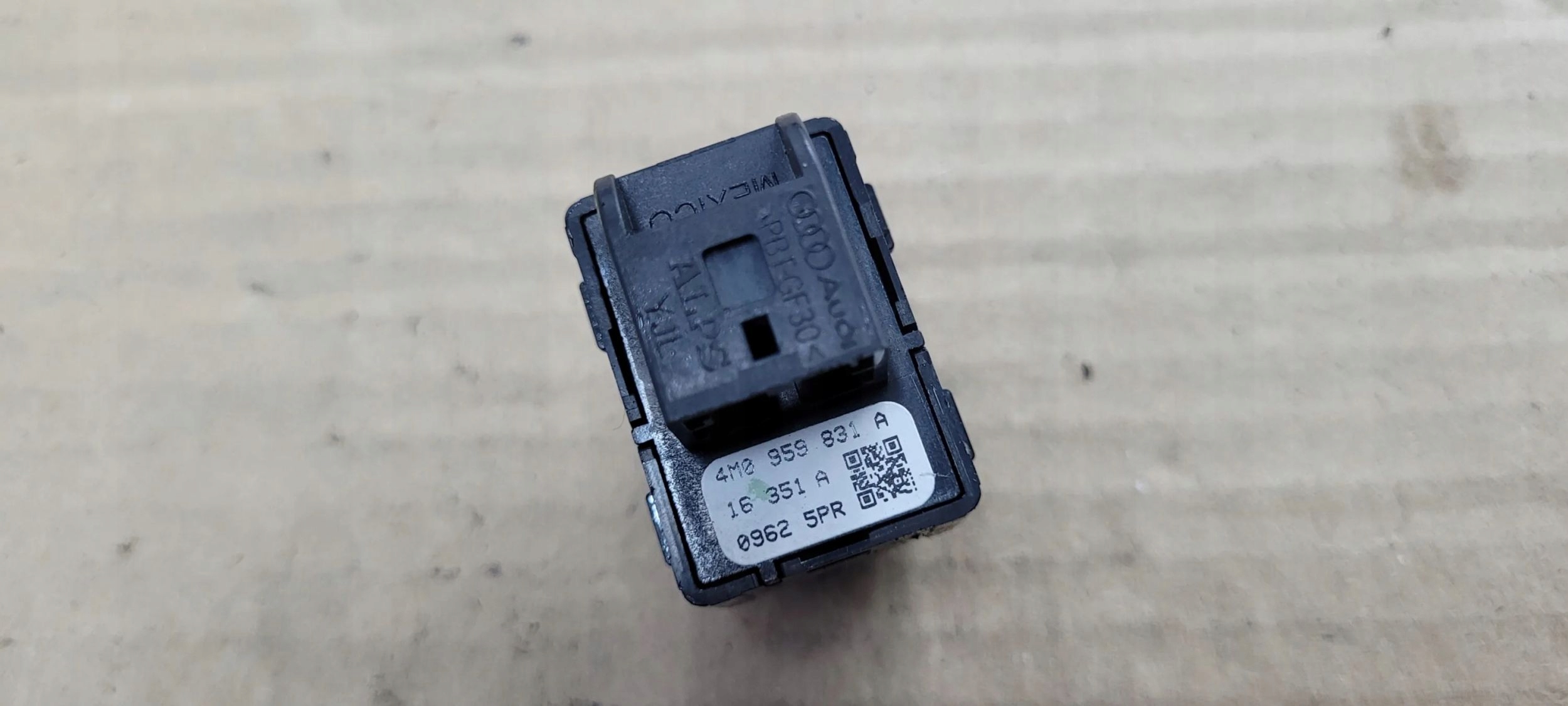 A5 8W button bonnet boot 4M0959831A AUDI Q7 4M Q8
