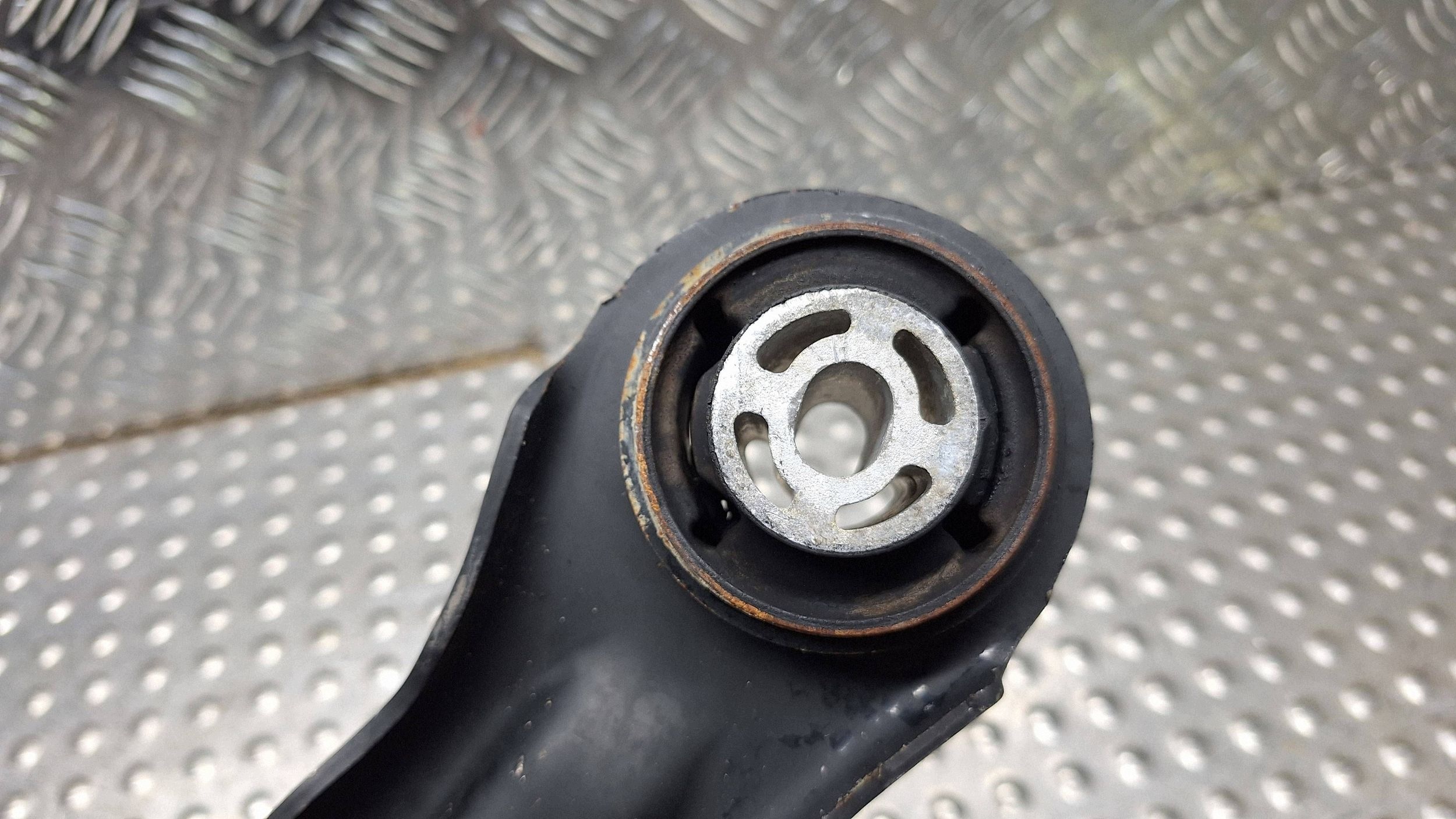 arm left front H1BC-3051L FORD FIESTA MK8