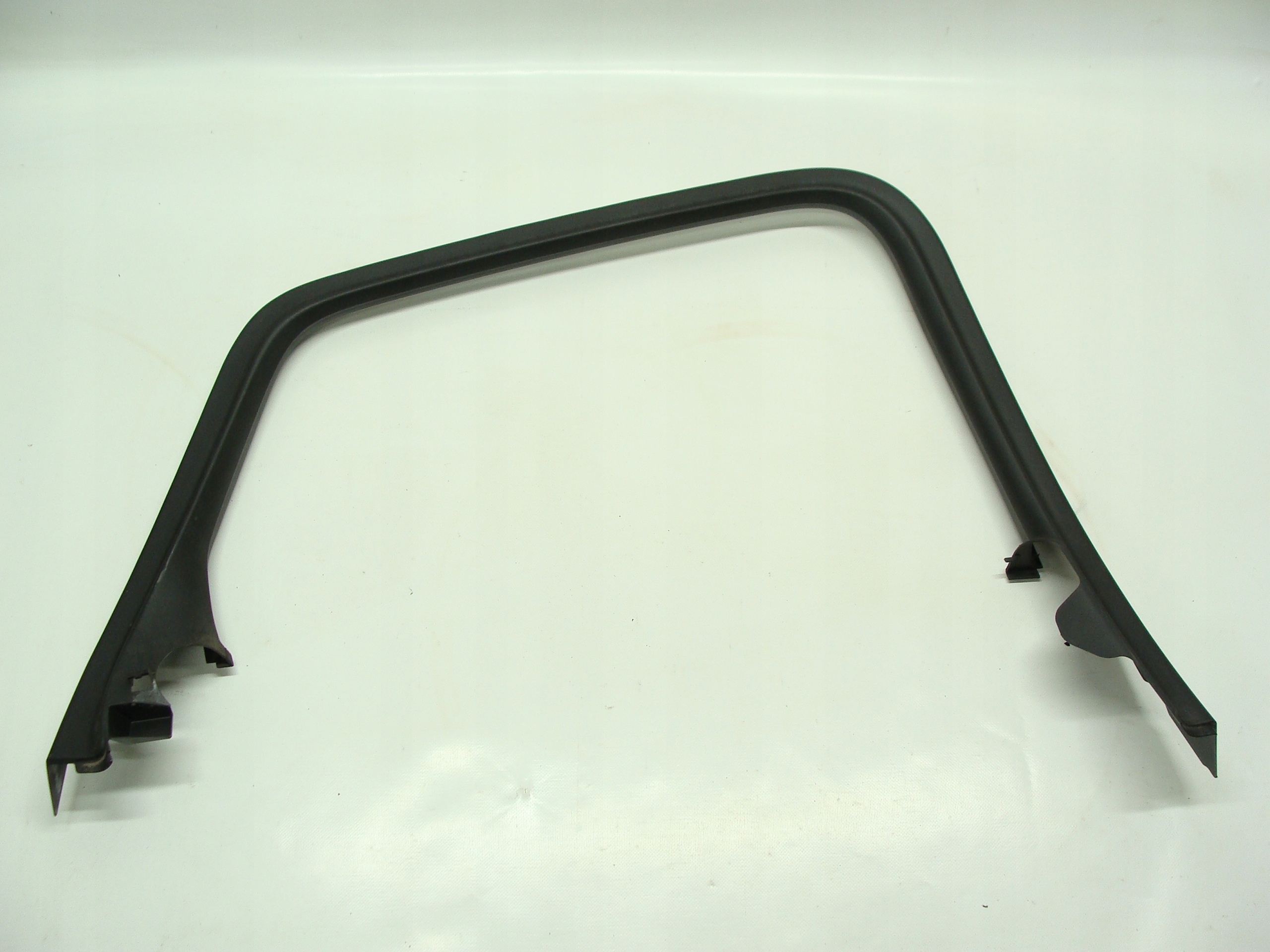 OPEL ASTRA J RAMKA DRZWI SZYBY LEWY TYŁ 13264861