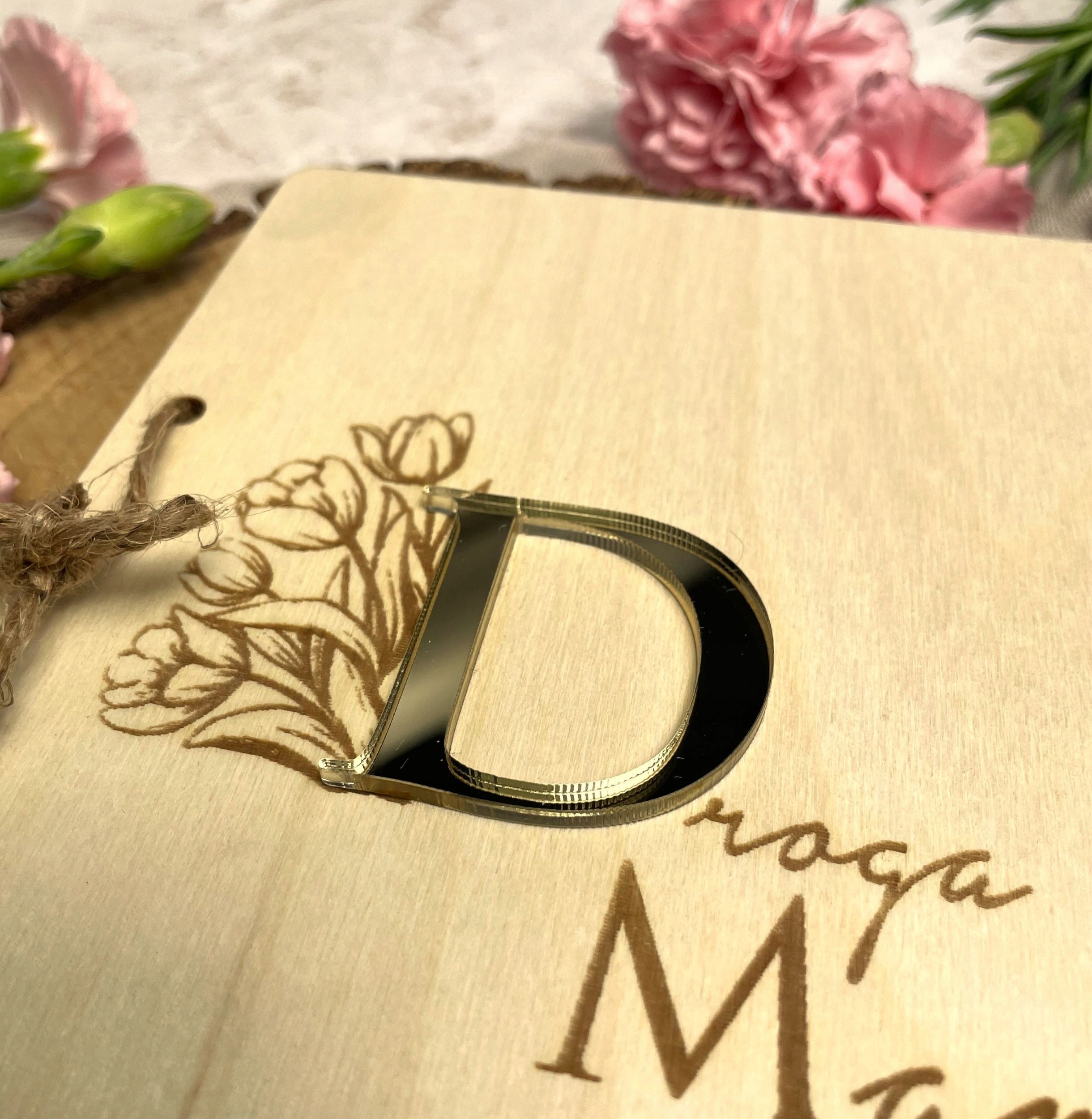 DREWNIANA KARTKA NA ZDJĘCIE PREZENT NA DZIEŃ MAMY MATKI ZŁOTA GRAWER RAMKA Marka inna