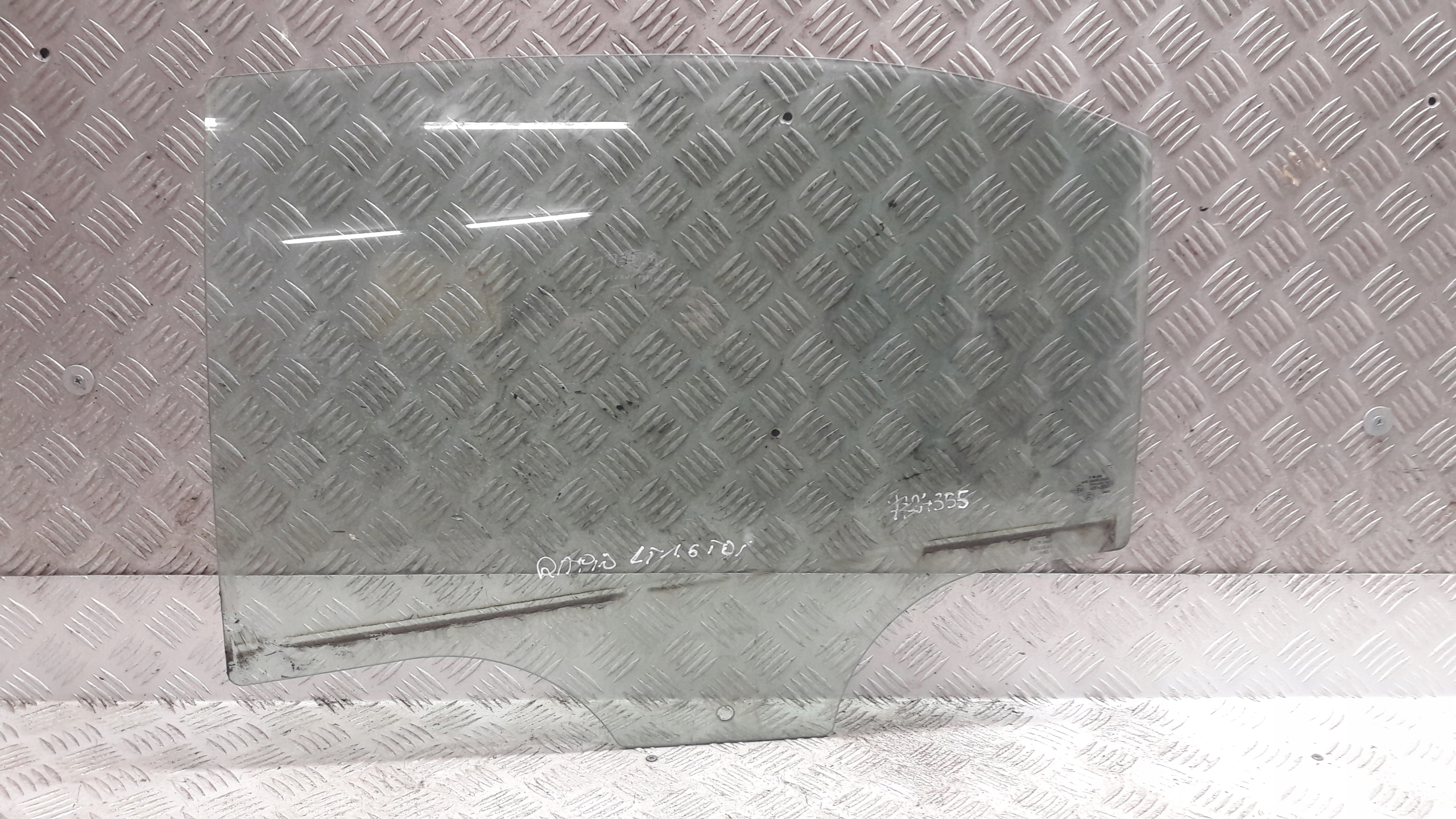 RAPID SZYBA BOCZNA LEWY TYŁ SEDAN