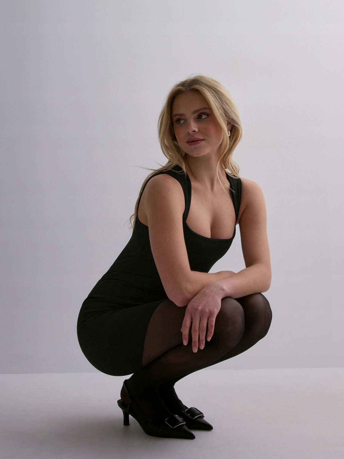 NELLY KLASYCZNA CZARNA MINI SUKIENKA RAMIĄCZKA 3W2 NG5__S Rozmiar S