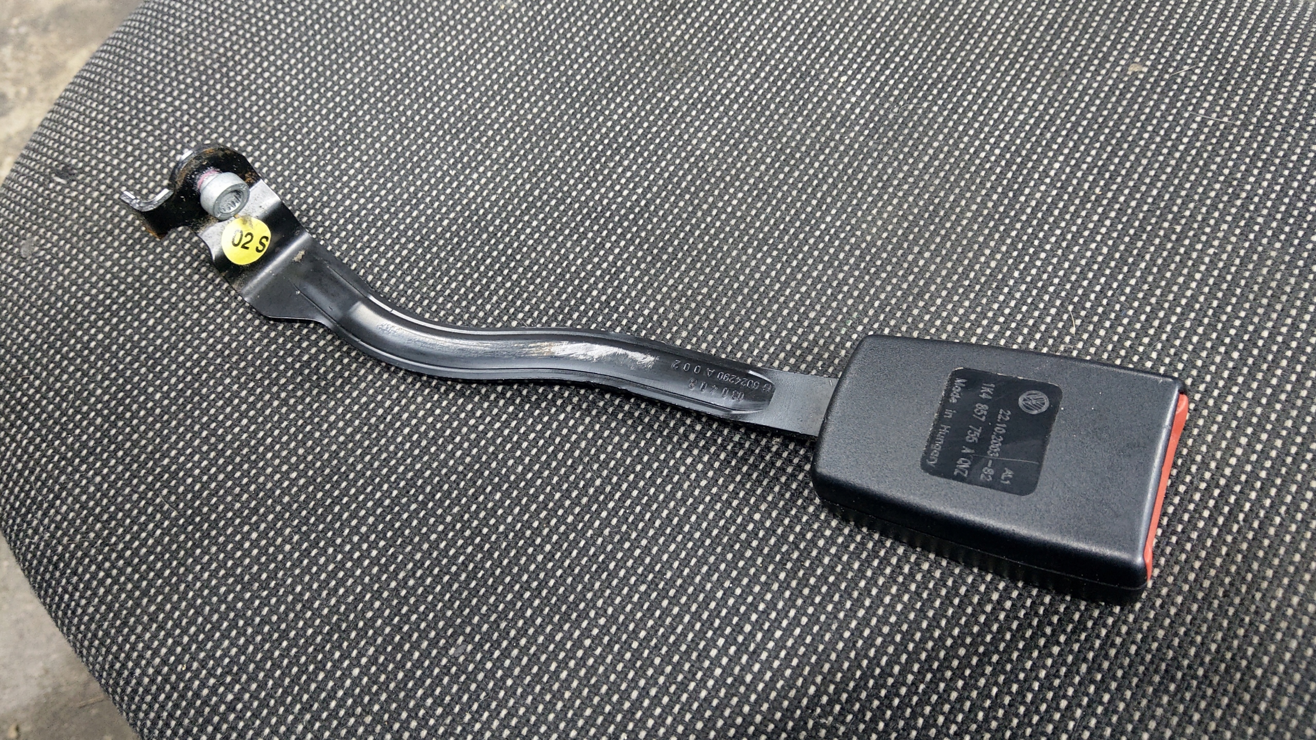 1K4857755A - ПРЯЖКА РЕМЕНЯ ВОДІЯ ЛІВА ПЕРЕДНЯ GOLF 5 V 6