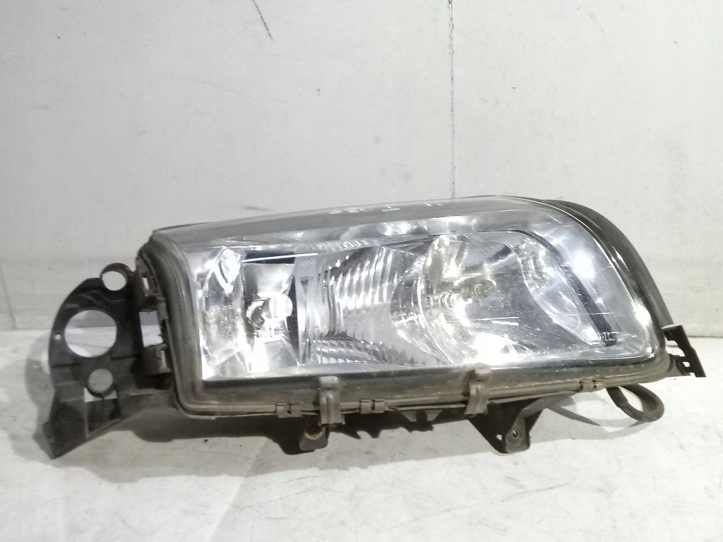 Volvo S80 and light right front front EU