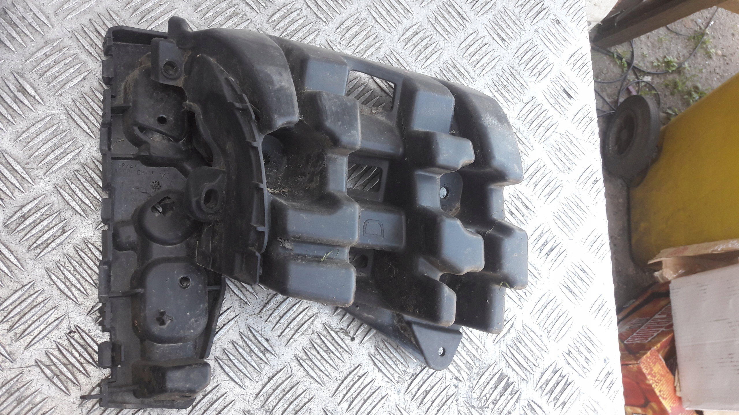 PEUGEOT 207 bumper bracket left right the centre rear part