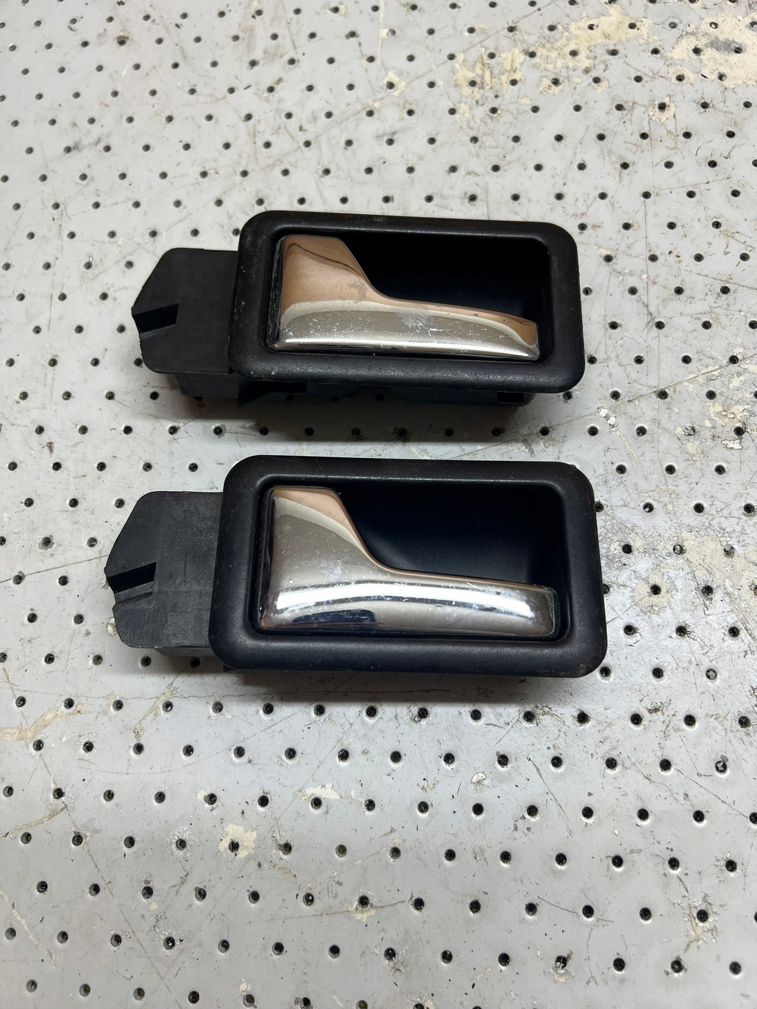 KLAMKA WEWNĘTRZNA LEWA PRZÓD AUDI 80 B4 93R