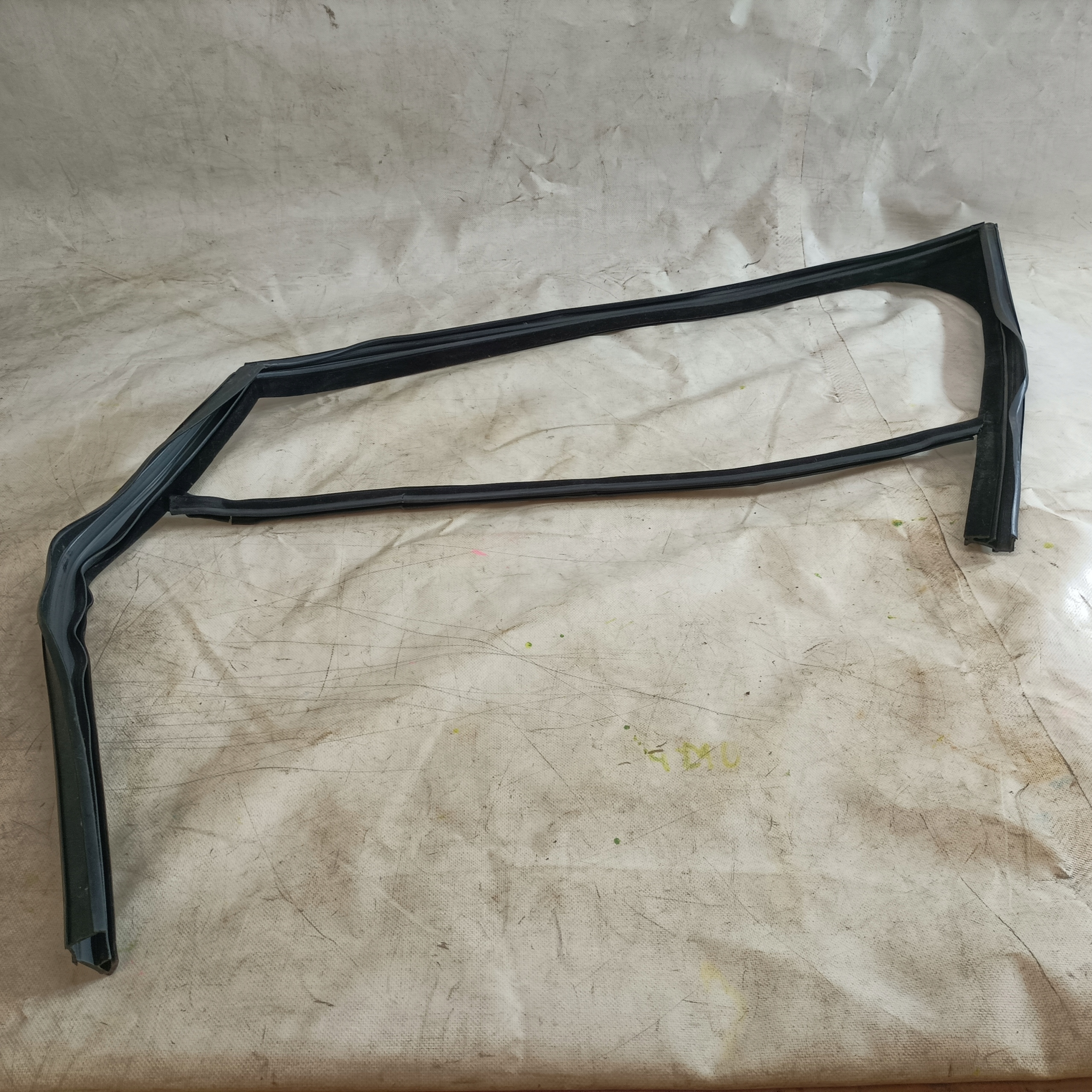 GX63-21597-A - Jaguar XF 2.2 15-ущільнення скла передній лівий США