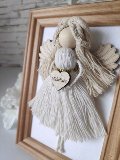 ANIOŁEK MAKRAMA W DREWNIANEJ RAMCE PAMIĄTKA NA CHRZEST URODZINY PREZENT Szerokość produktu 12.5 cm