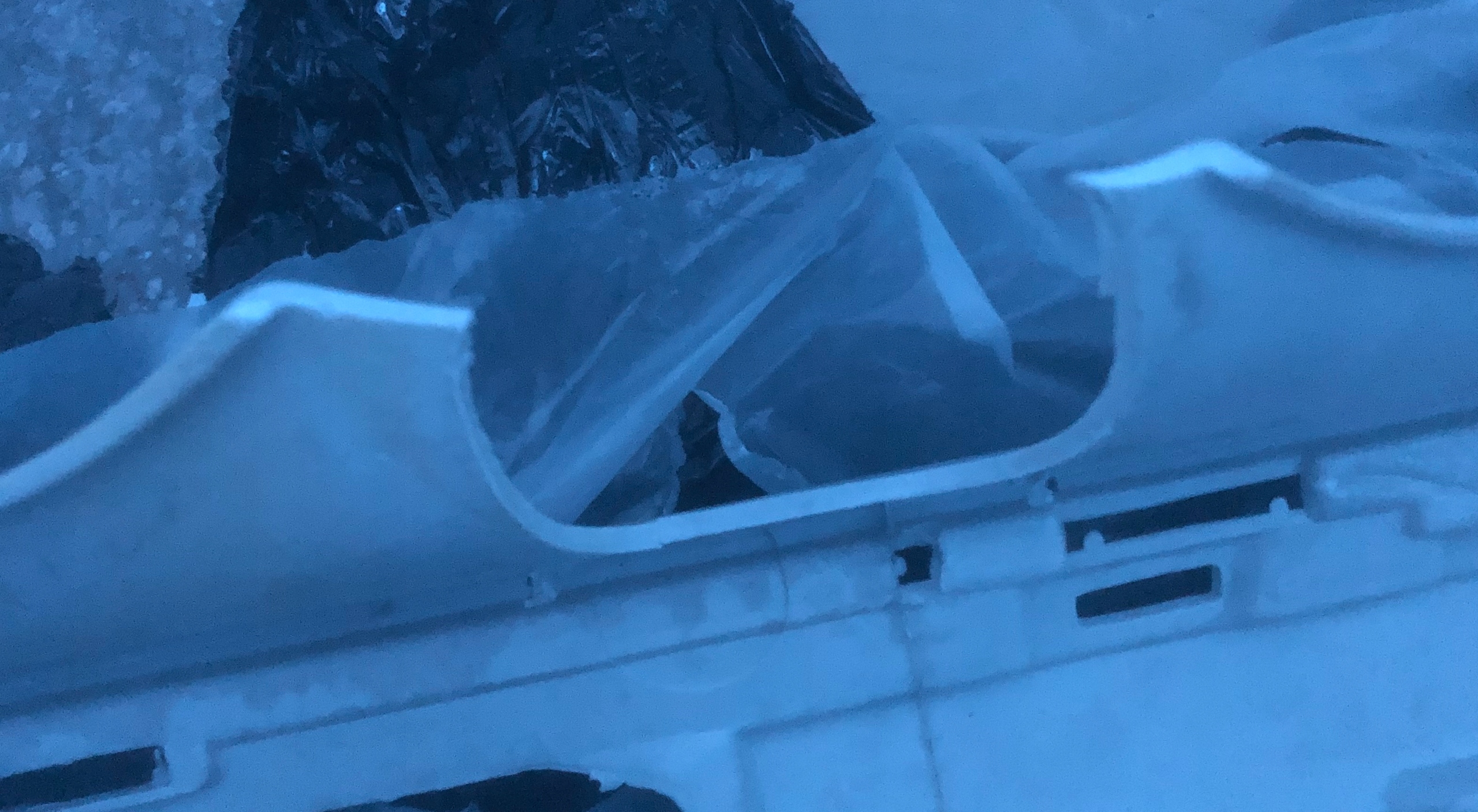 ZDERZAK PRZÓD MERCEDES DB210 E-KLASA 00- 501507-5 Strona zabudowy przód