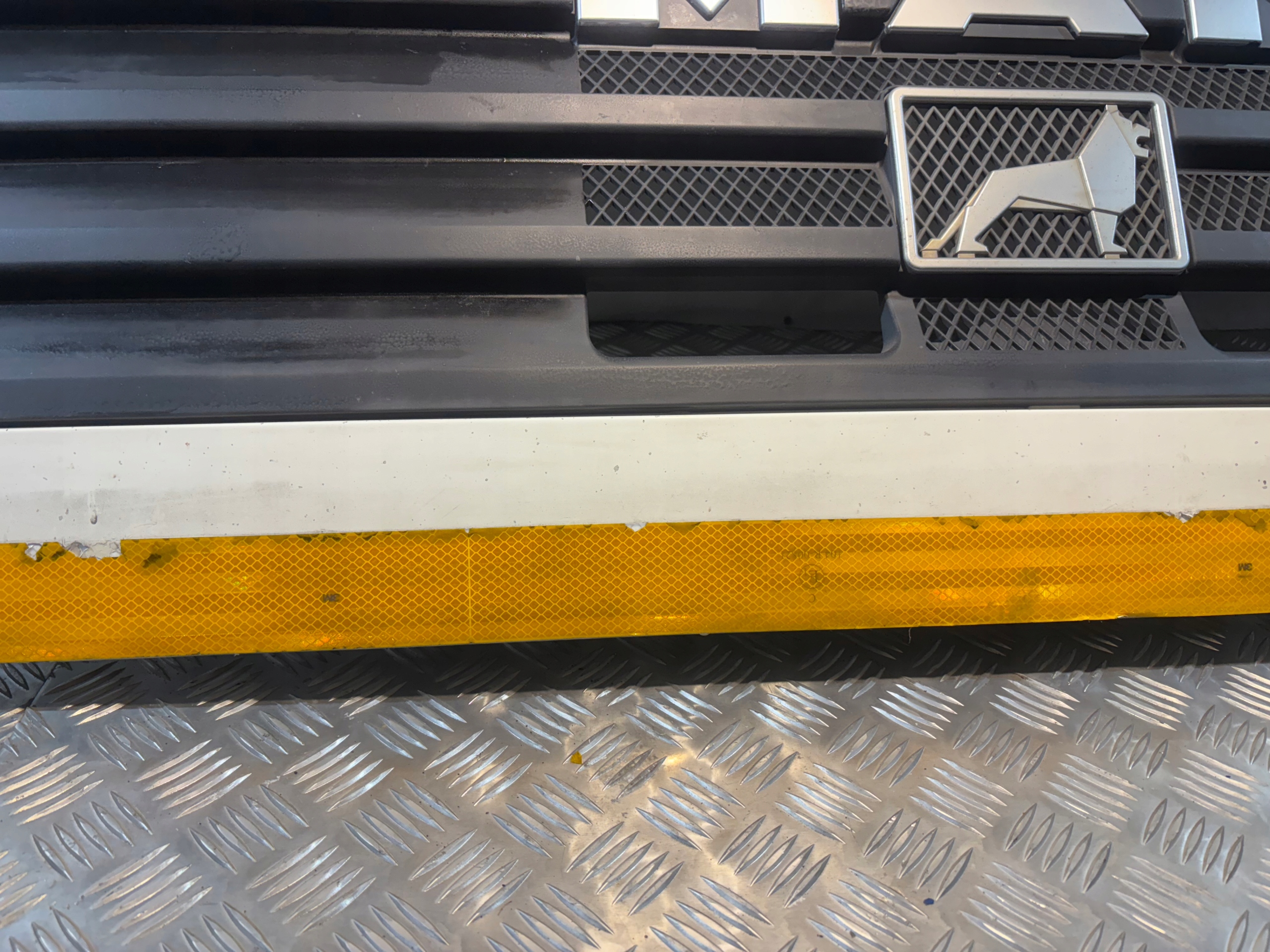 bonnet grille front MAN TGL 81.61110.0063