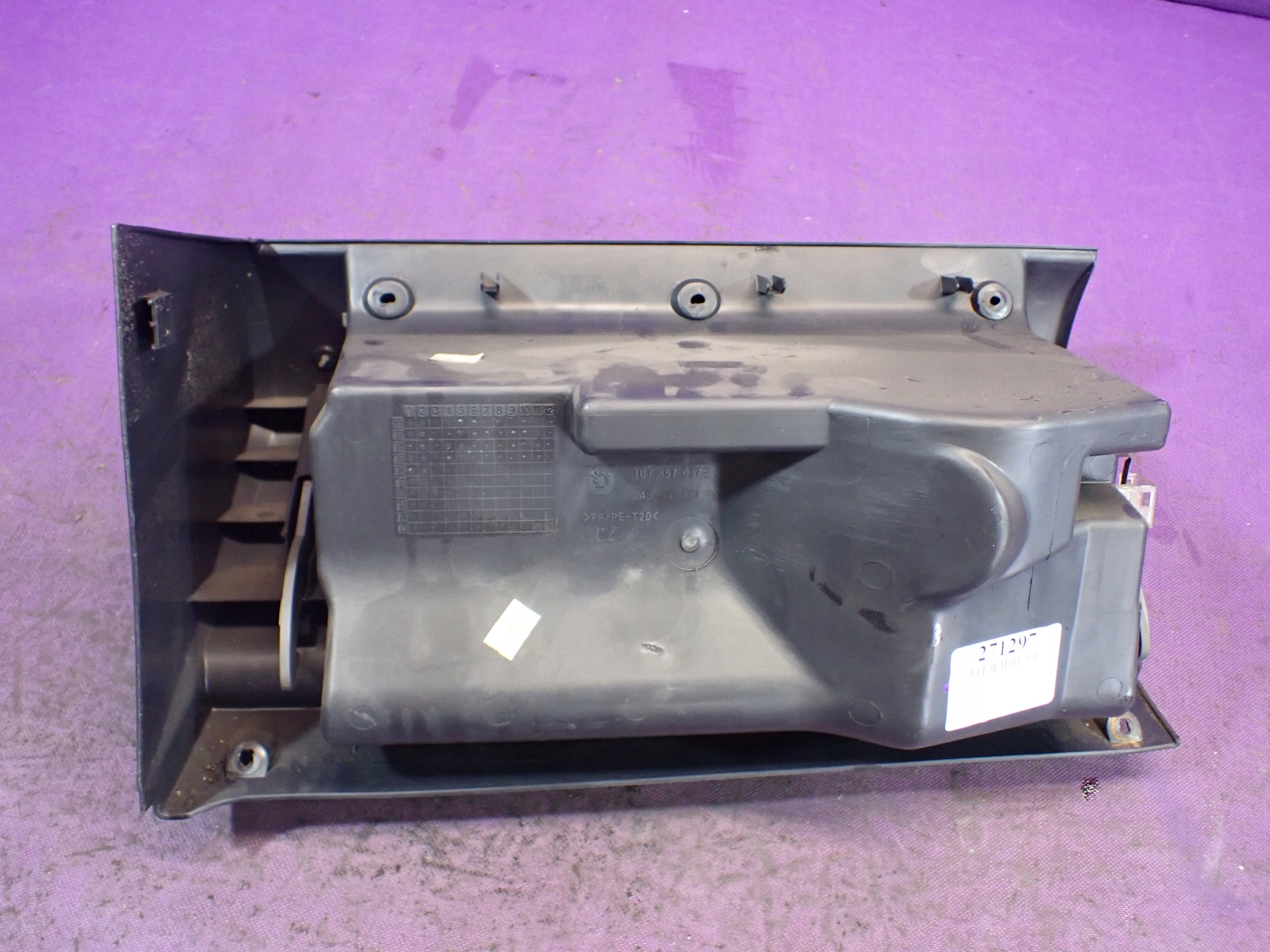 SKODA OCTAVIA I 96-00 бардачок 1U1857097B