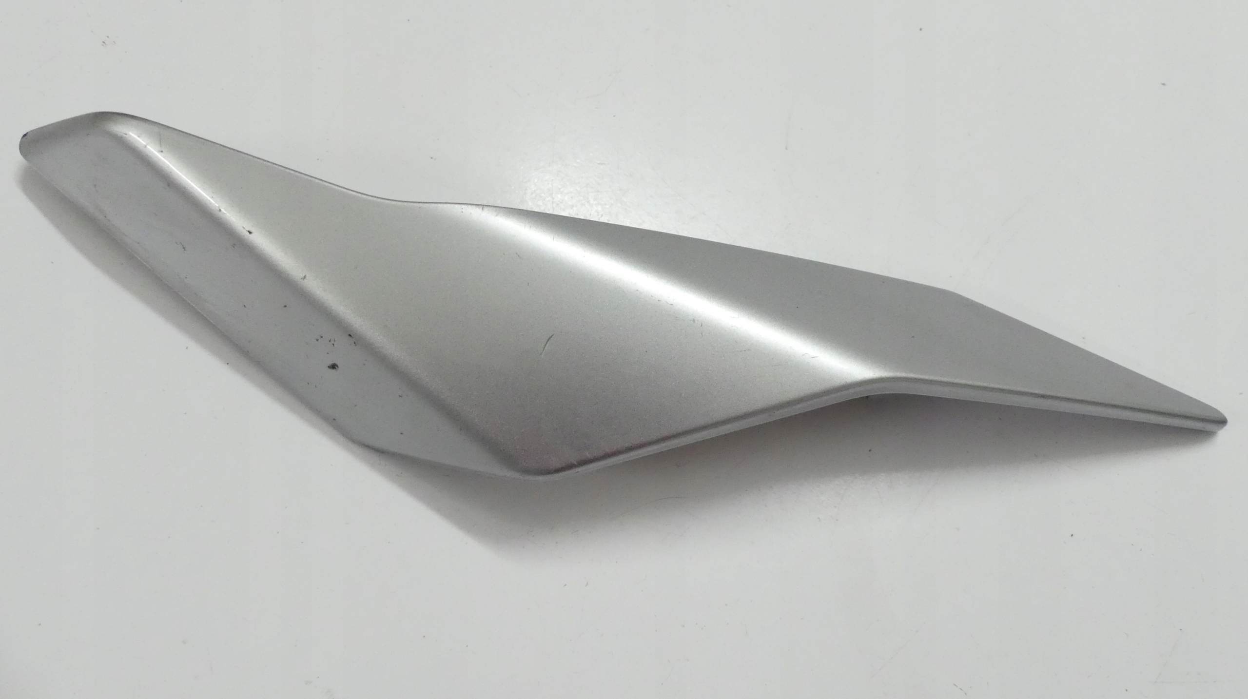 B67-21711 - БОКОВОЙ ОБТЕКАТЕЛЬ КАПОТА YAMAHA MT10 MT 10 17+