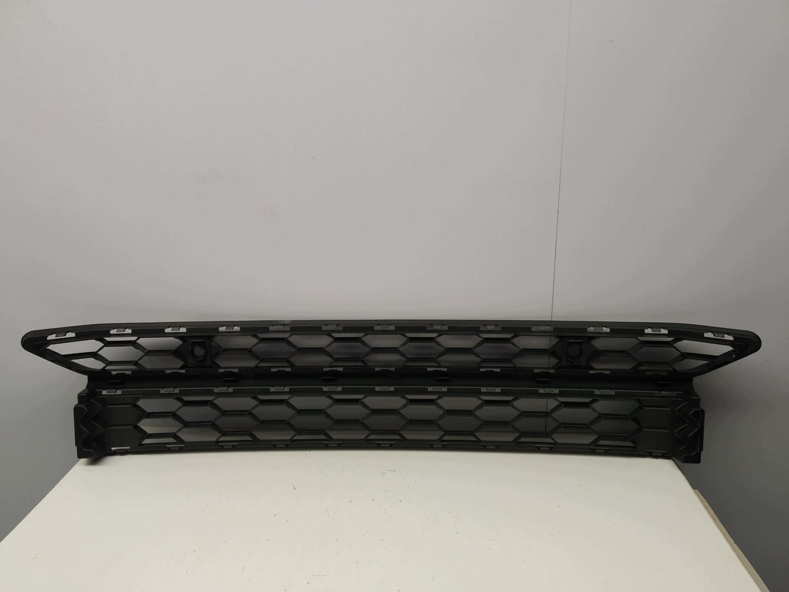 2016r + Vw Amarok lift grid central w bumper front below PDC 2H6853677