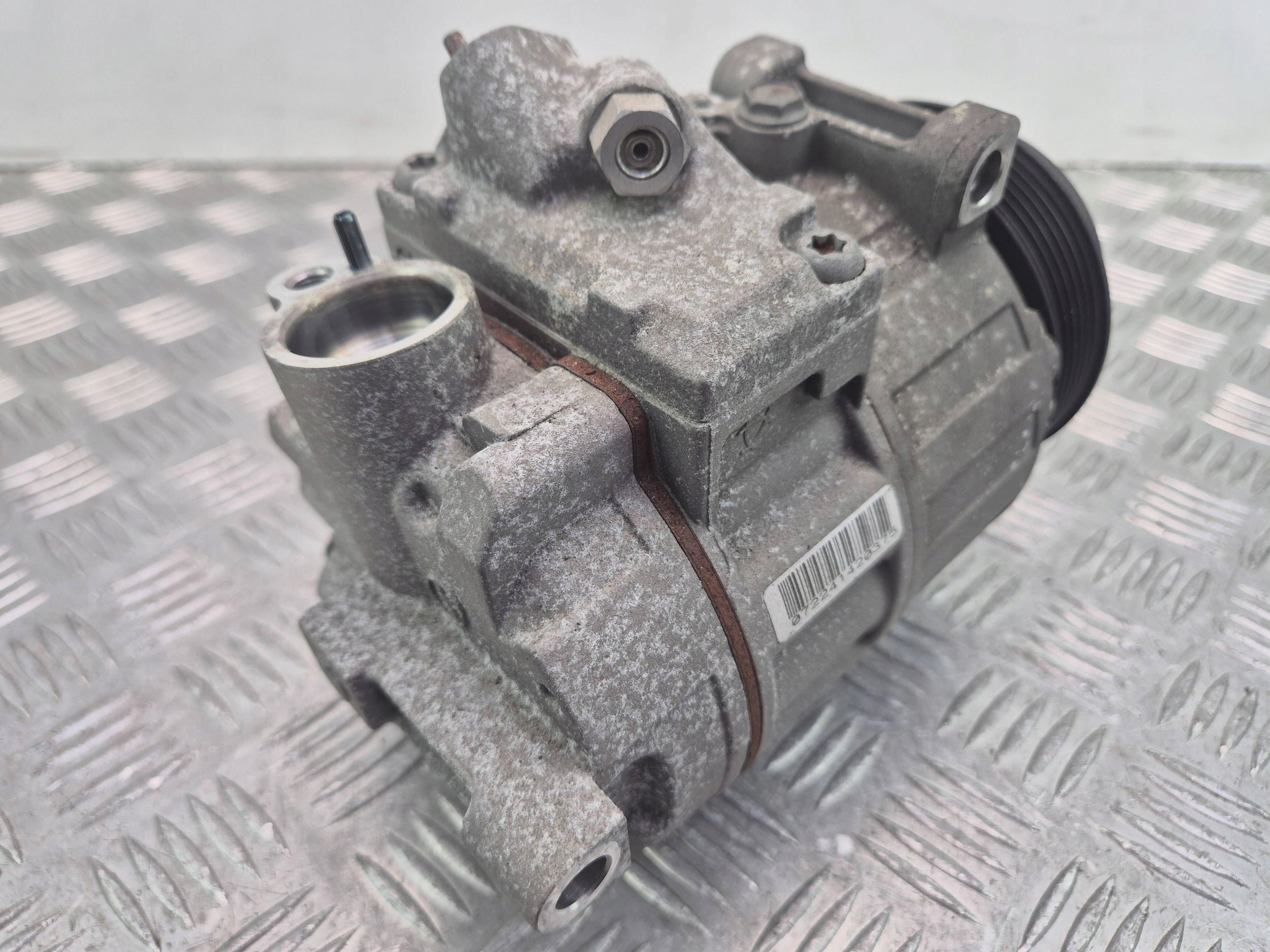Mercedes C200 CGI W204 compressor; compressor of the air conditioning A0022304511