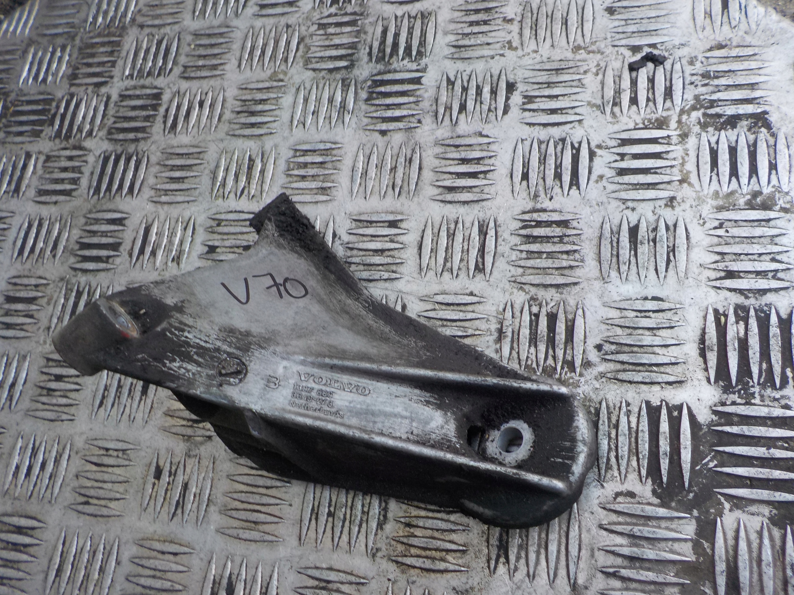 VOLVO V70 S70 Getriebehalter getriebe 2.4 Halter 1397889