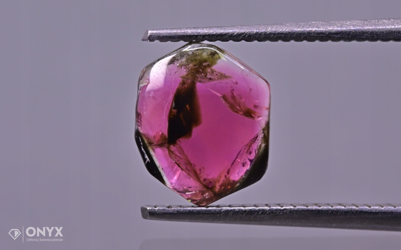 Turmalín konvexní nepravidelná destička 8x6,5 mm