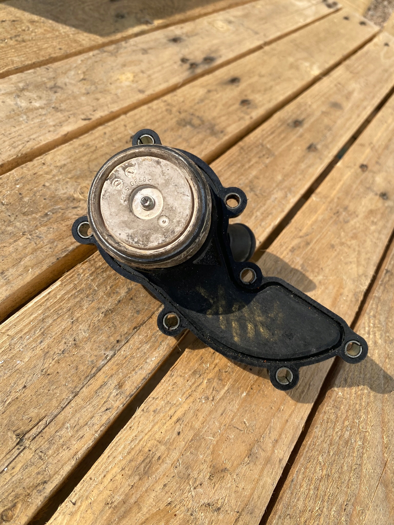 csomag TERMOSTATU AUDI A6 C6 3.2 06E121111G