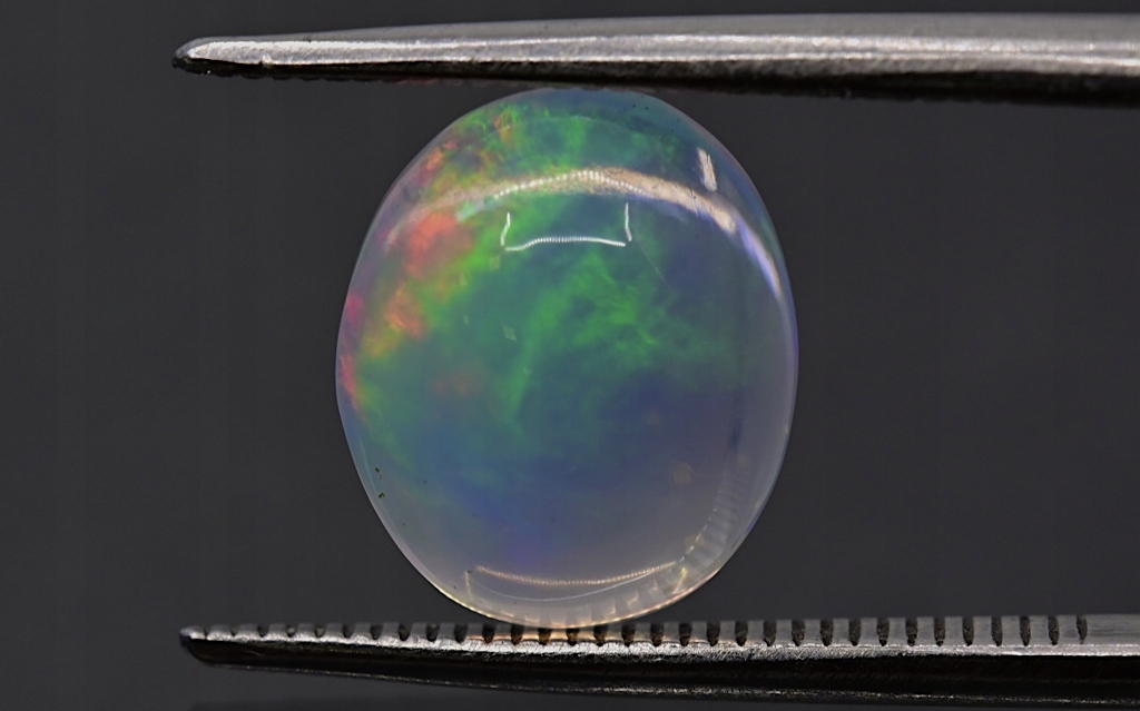 Opál z Etiopie kabošon ovál 10x8 mm