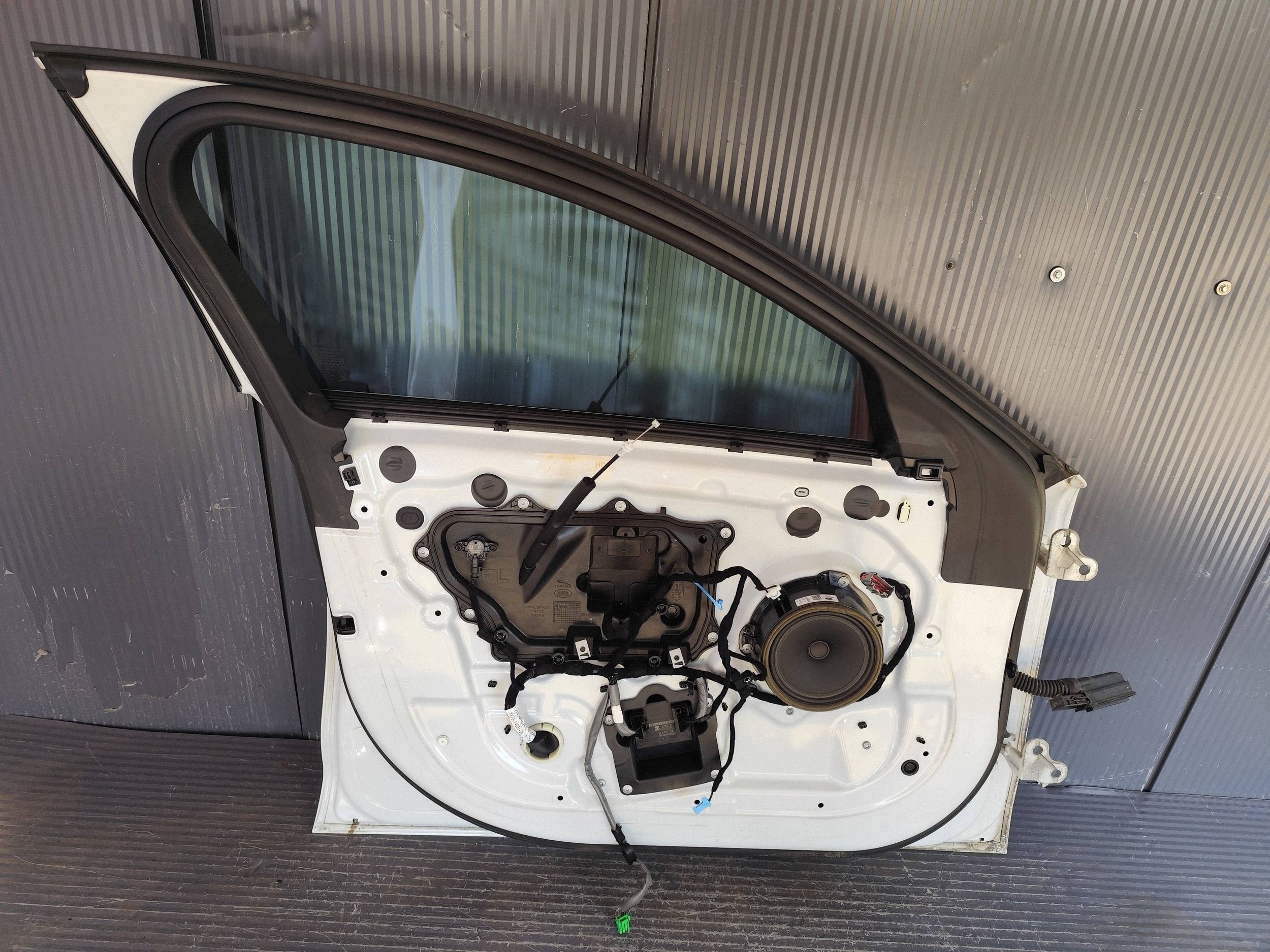 JAGUAR XE 760 door front left complete LRC NAK DEMONTAZ