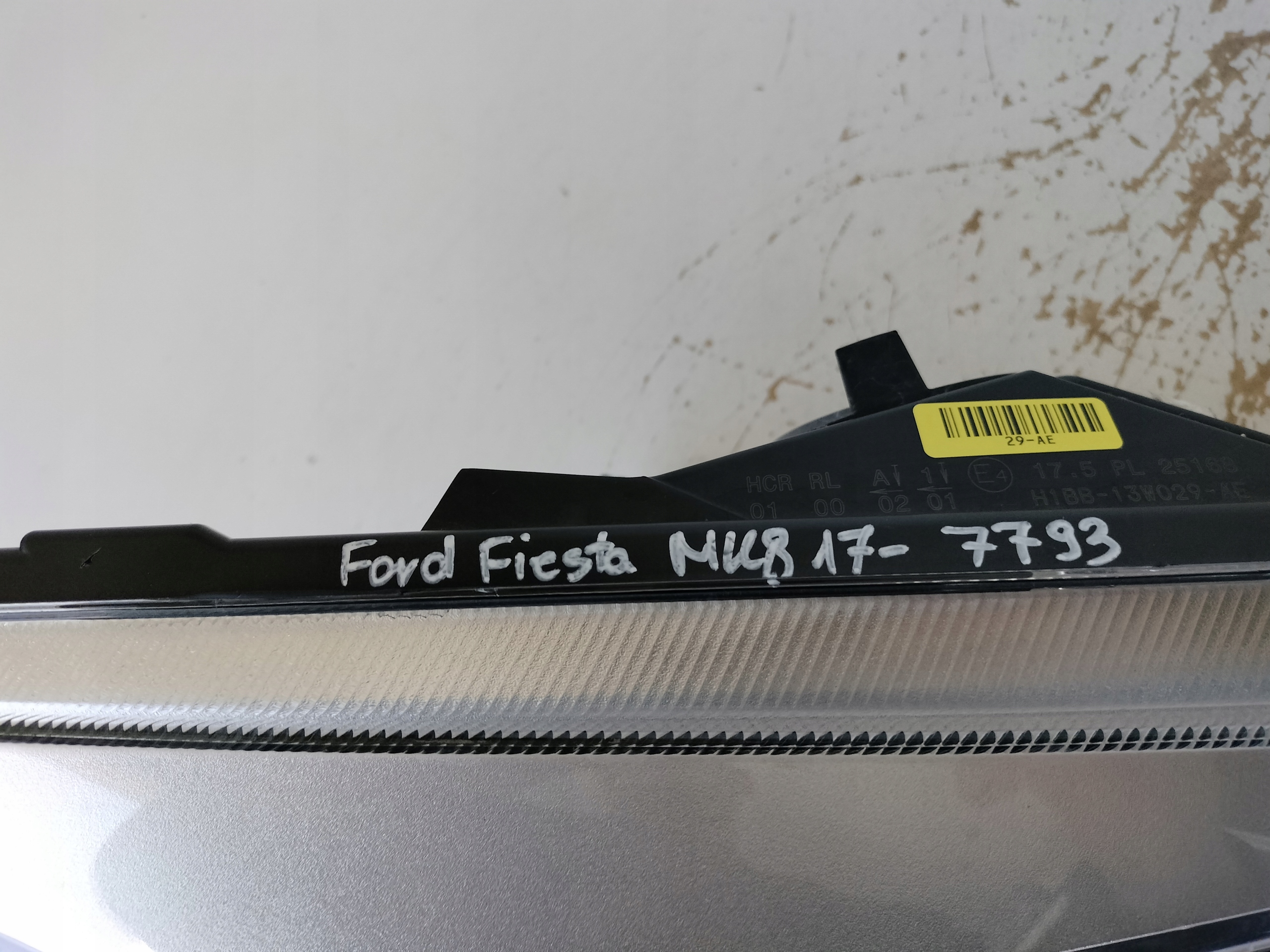 light right REFLEKTOR FORD FIESTA MK8 17
