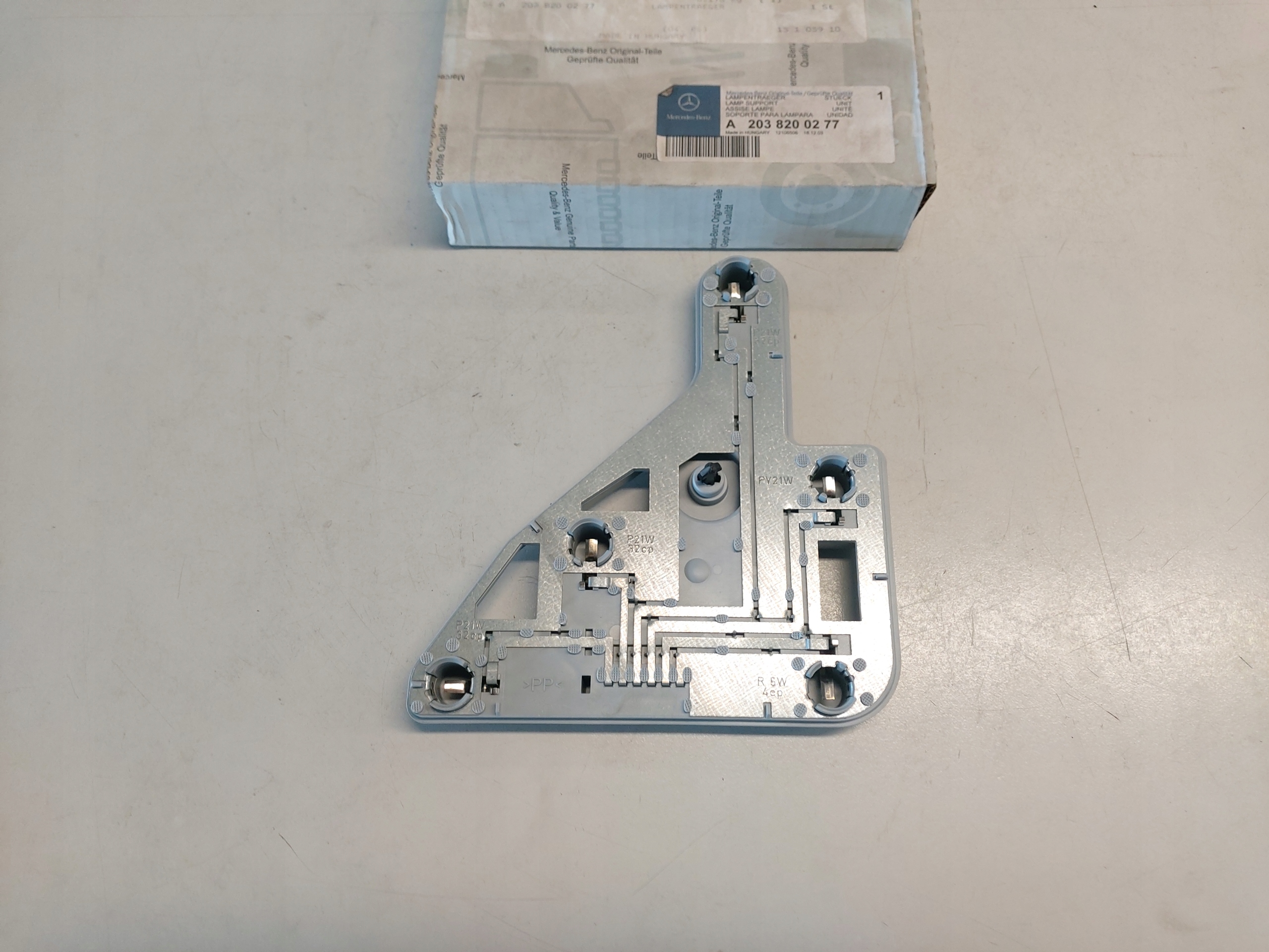 MERCEDES W203 SEDAN LISTWA ZAROWKOWA PRAWY TYL ORG