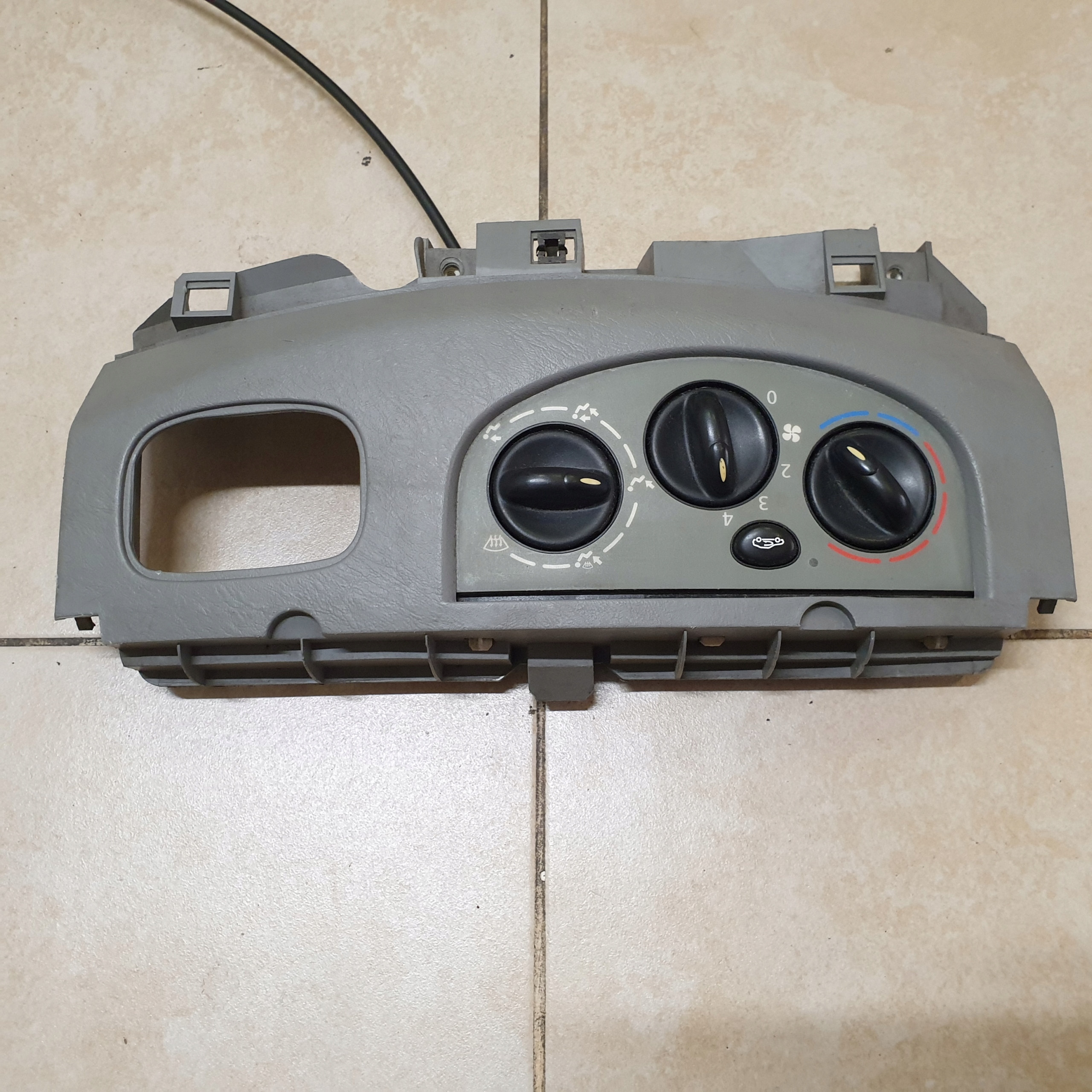 8200004605 - ПАНЕЛЬ УПРАВЛЕНИЯ ВЕНТИЛЯЦИОННЫМ ОТВЕРСТИЕМ RENAULT TRAFFIC VIVARO