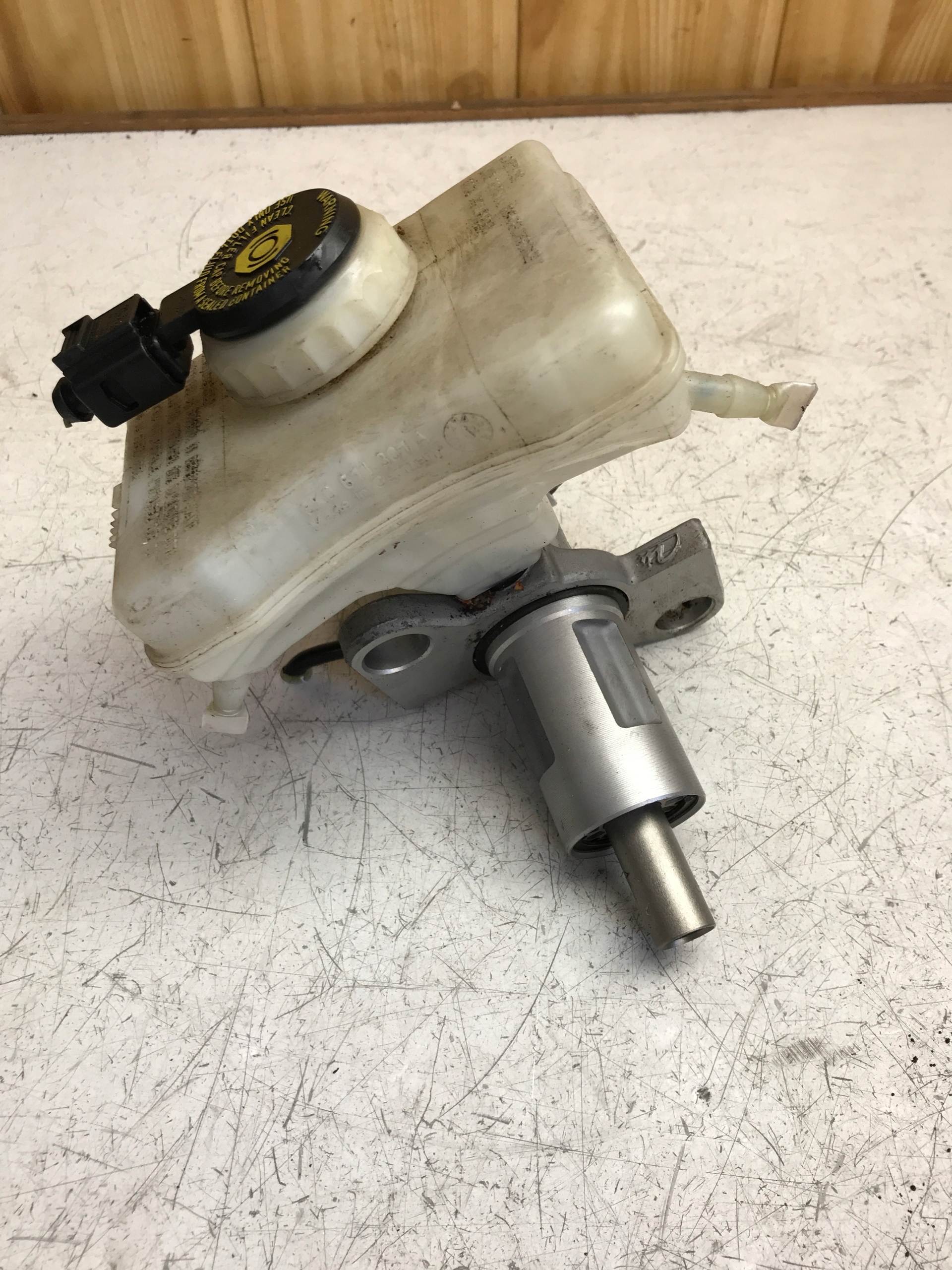 Behälter des Gasses Brems- AUDI A4 B8 A5 Q5 8K0611301A