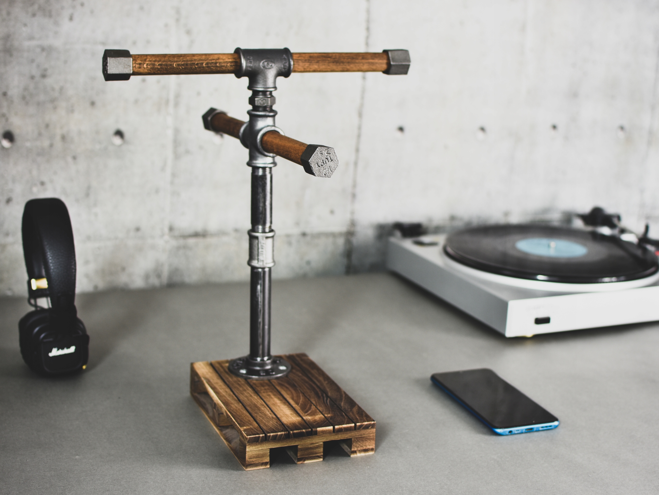 Věšák na sluchátka, stojan, čtyři páry, dřevěný displej, hudba, příslušenství