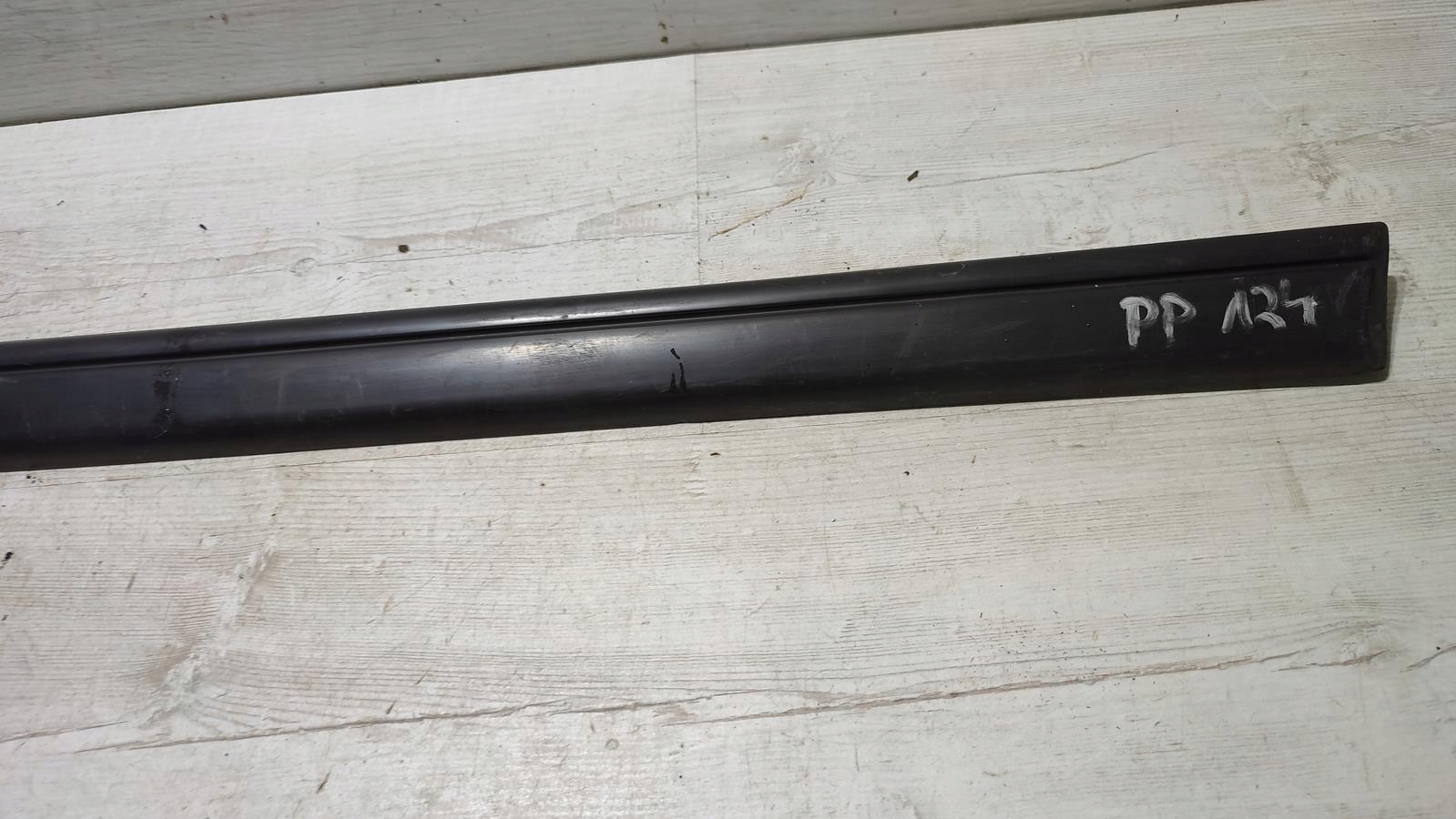 moulding door right front upper Mercedes w124