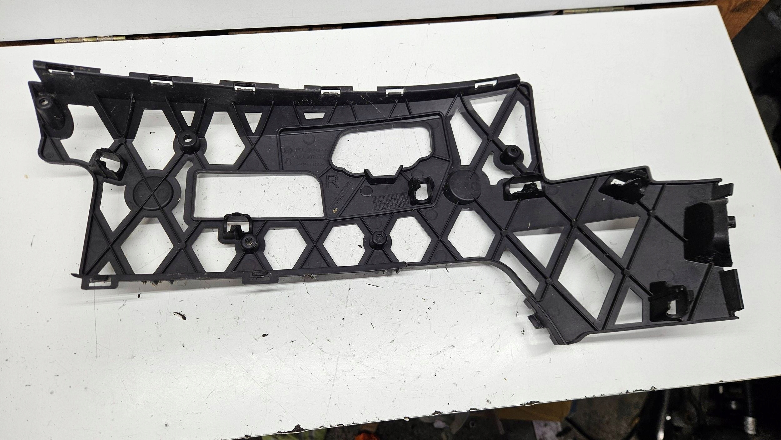 Volkswagen PASSAT B7 Support Support plaque Pare choc Avant Droite 3AA807178