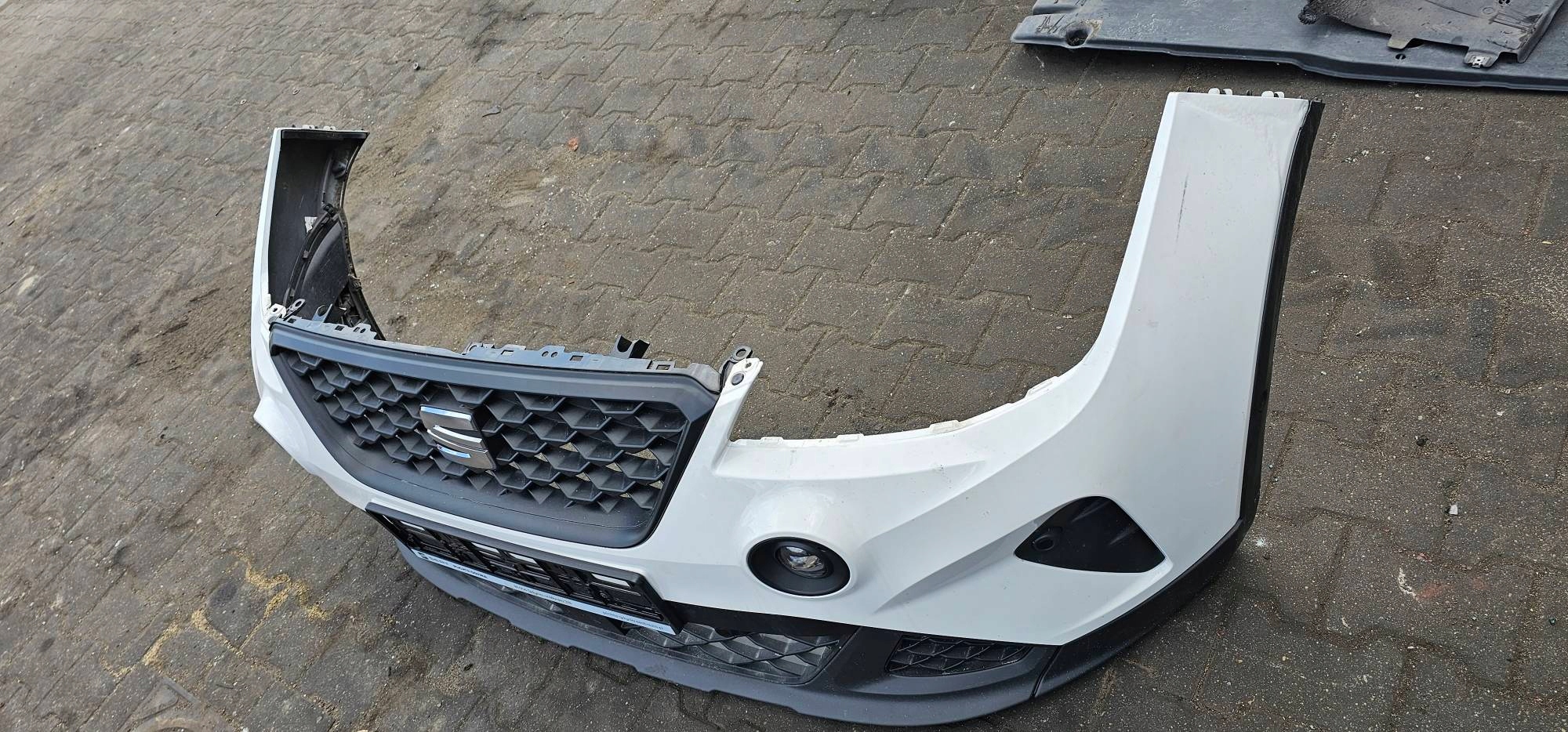 bumper front LB9A SEAT ARONA 6F9