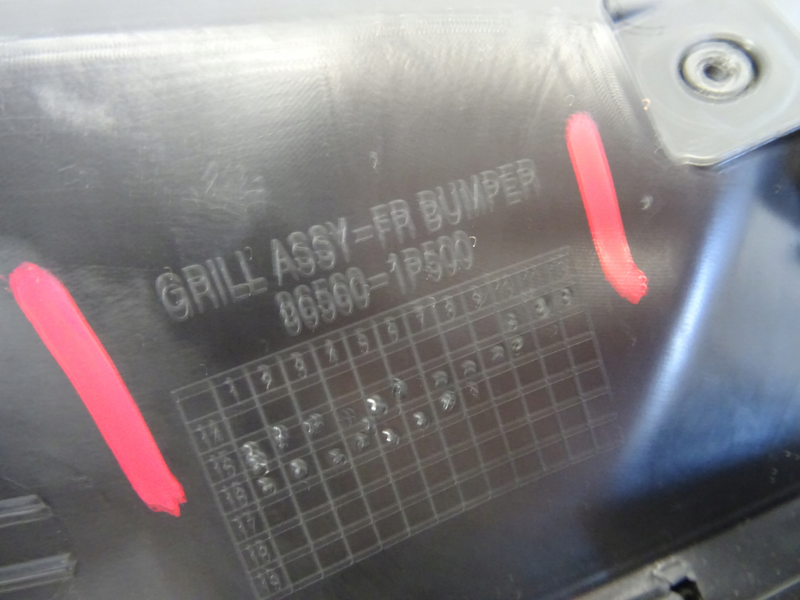 grid of a bumper front front central KIA VENGA LIFT 86560-1P500