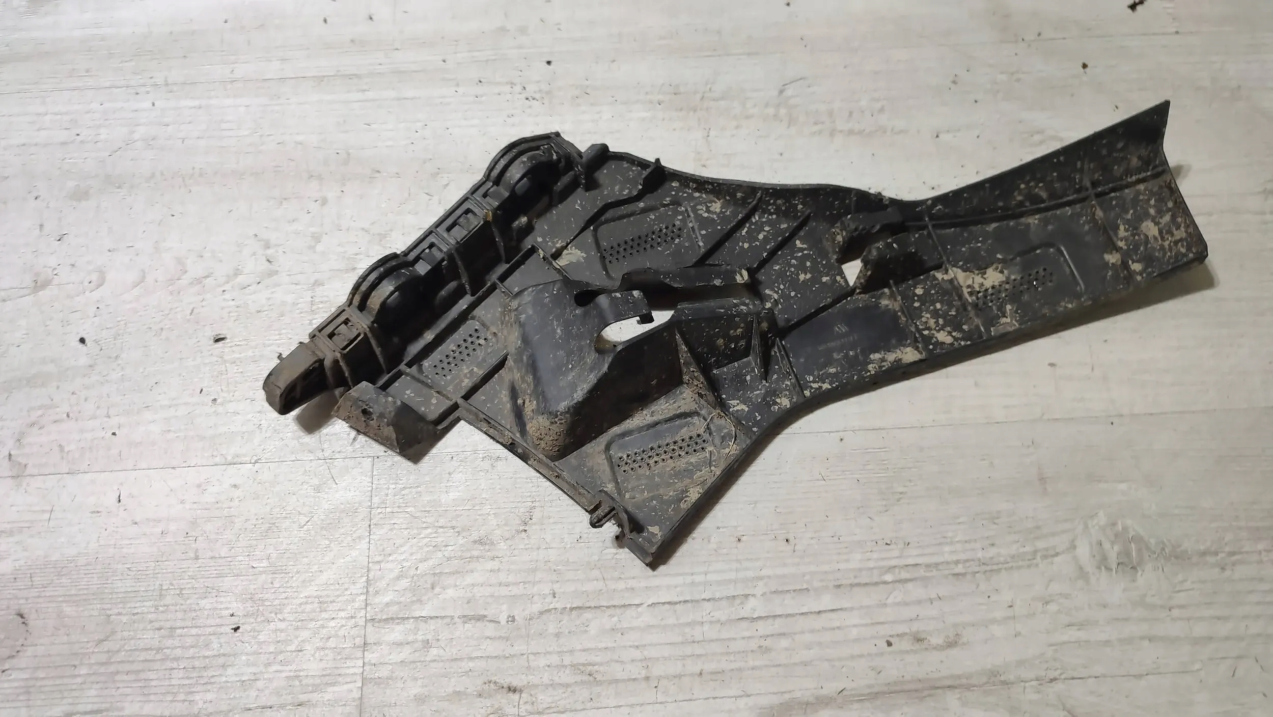 Mercedes-Benz A-classa W176 17r. 1.5cdi front side left bracket holder