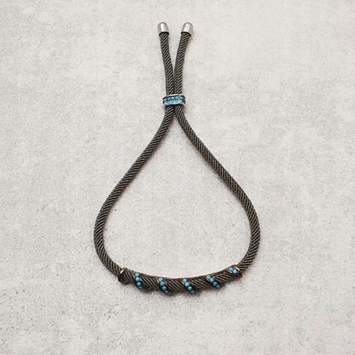 Zelený náramek s tyrkysovým provázkem