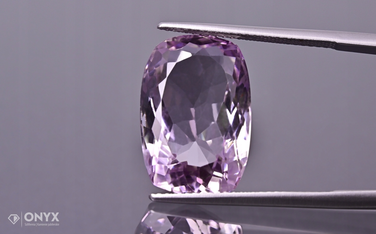 Ametyst fazetovaný cushion 18,5x12,5 mm