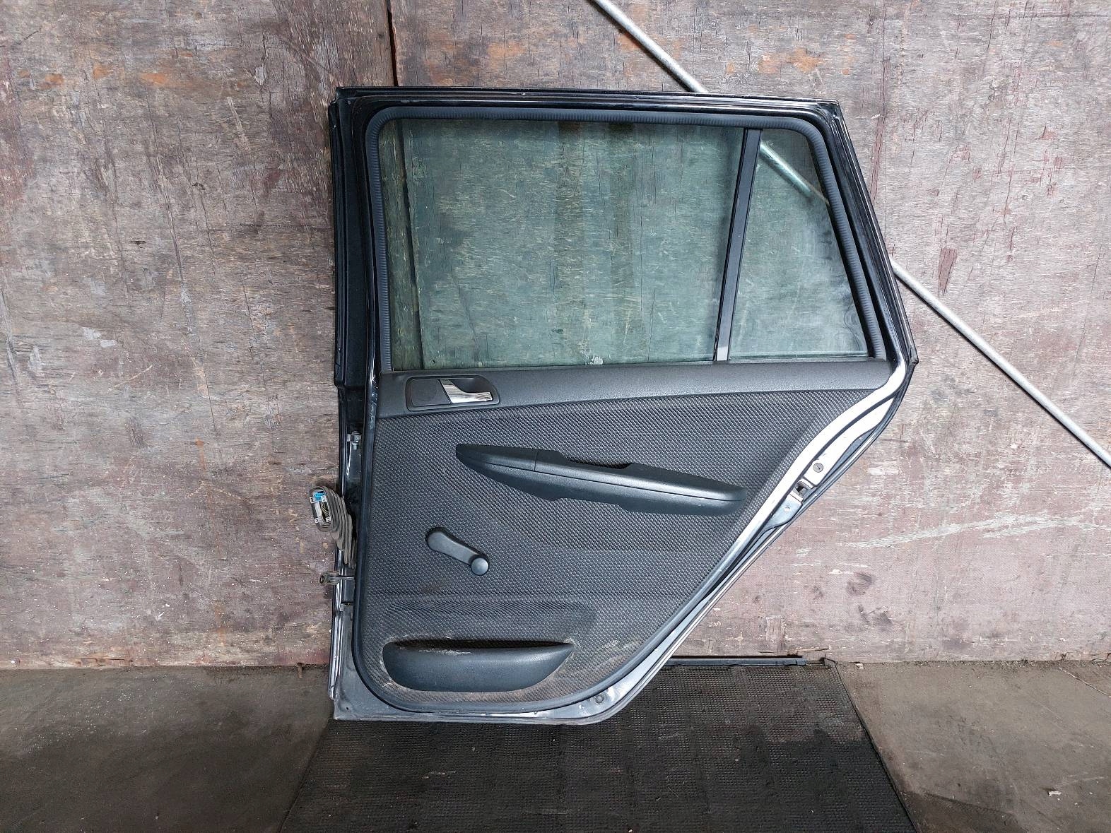 DRZWI KOMPLETNE PRAWY TYŁ SKODA FABIA I KOMBI 9910 Wersja Europejska