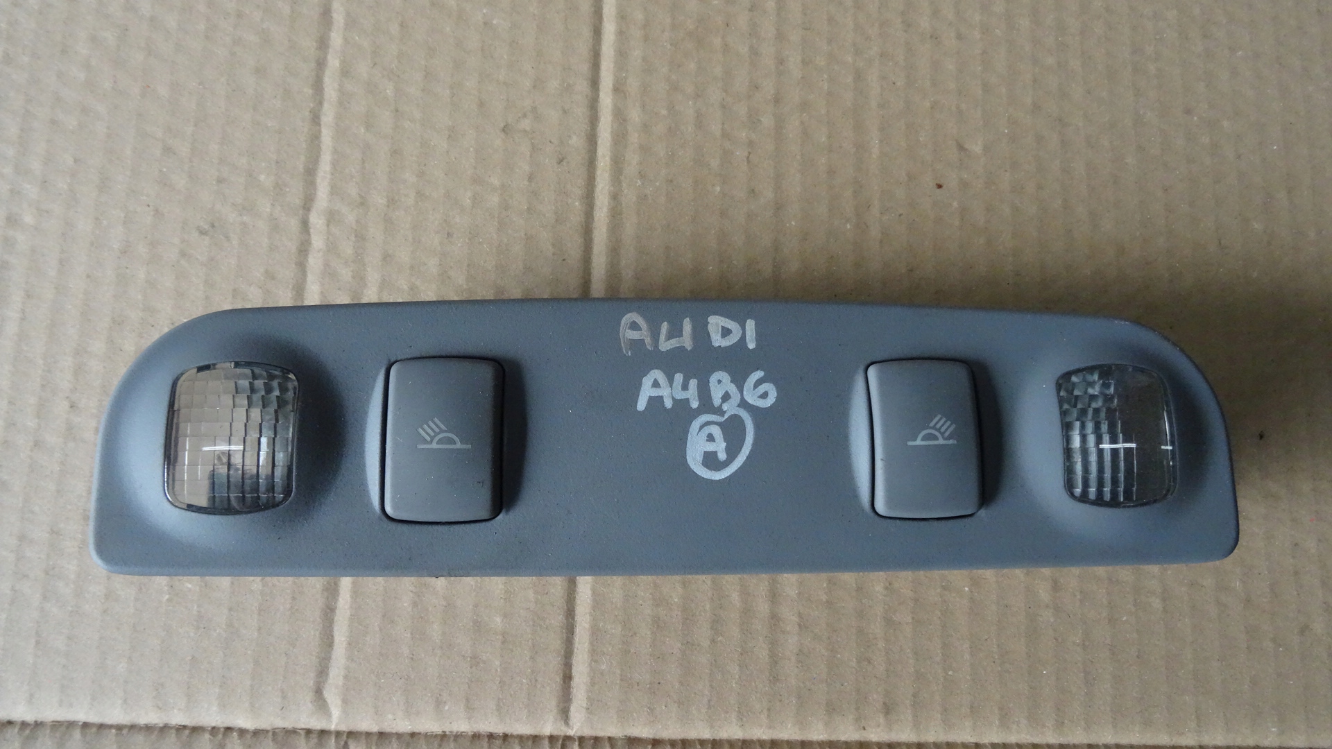 Audi A4 B6 лампочка 8E0947111A