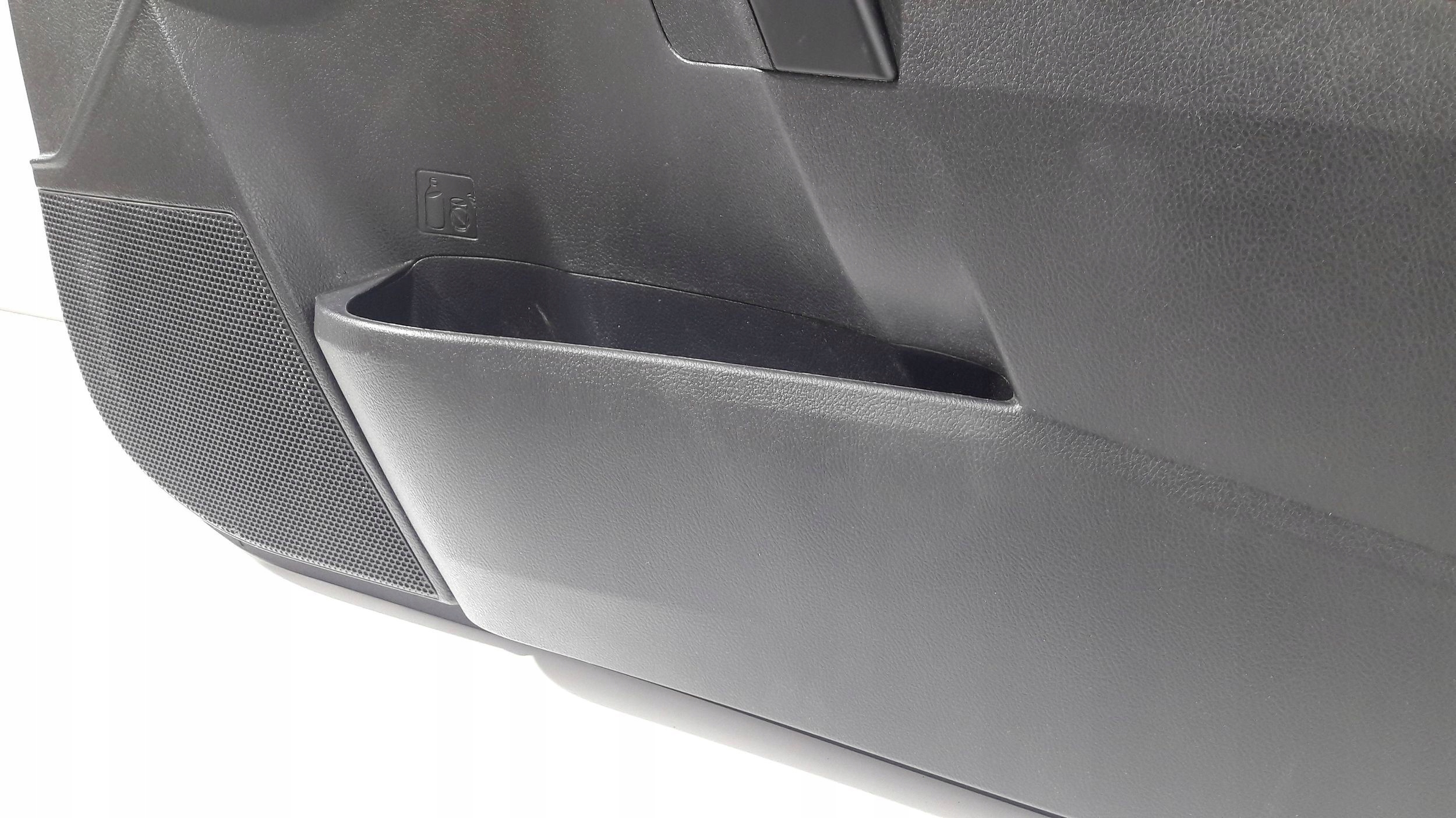 Toyota Auris E18 side door front right 6777702300 (ET78)