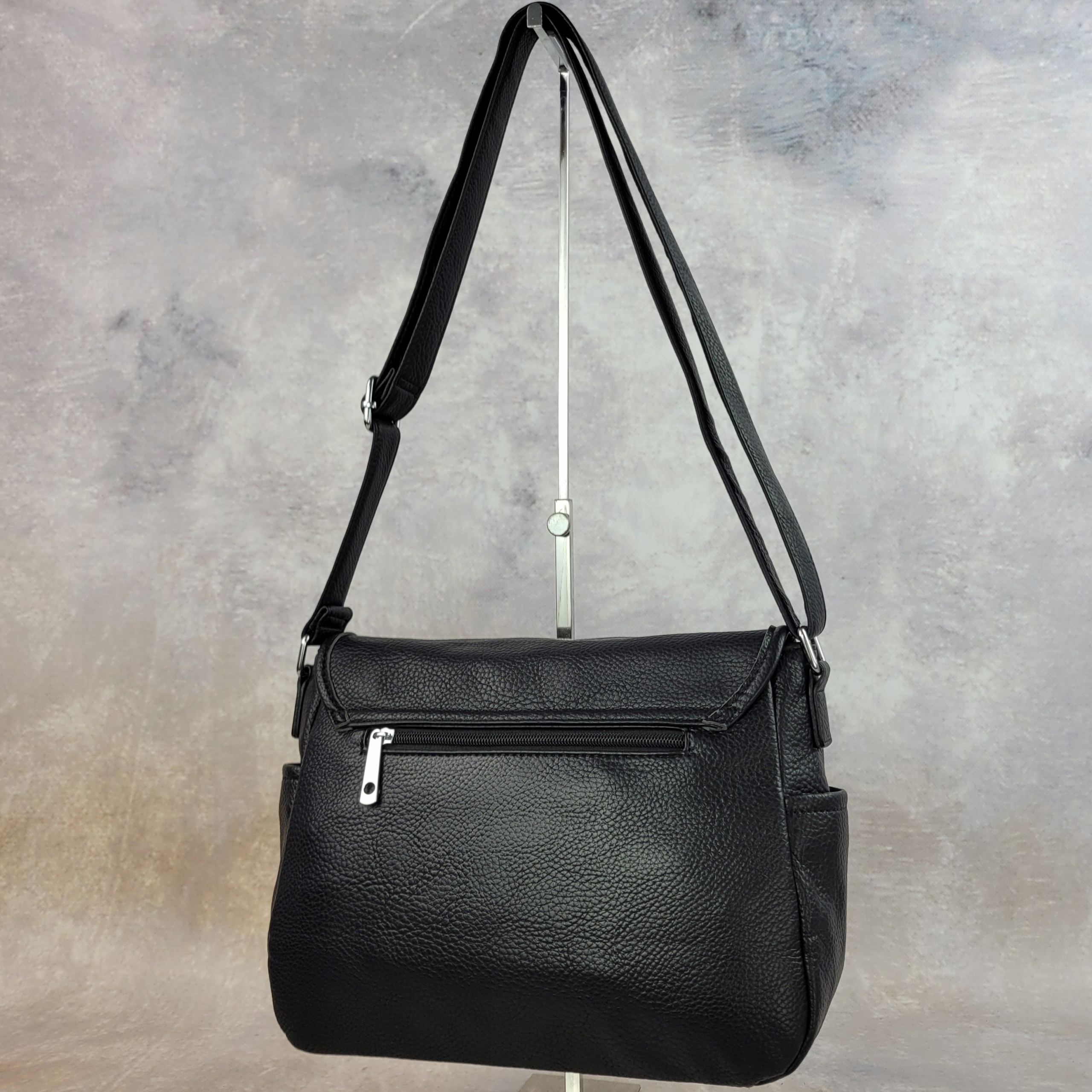 Torebka listonoszka długi pasek torba damska na ramię czarna lekka miękka Kolor czarny