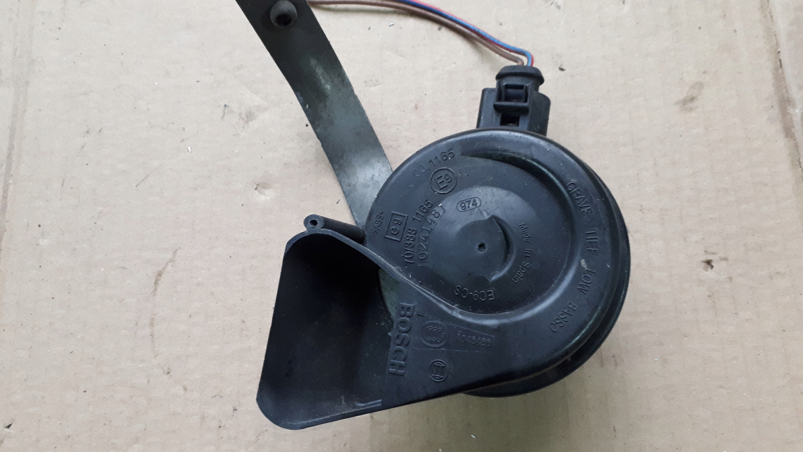 A4 B8 S4 KLASKON DZWIEKOWY holder left front