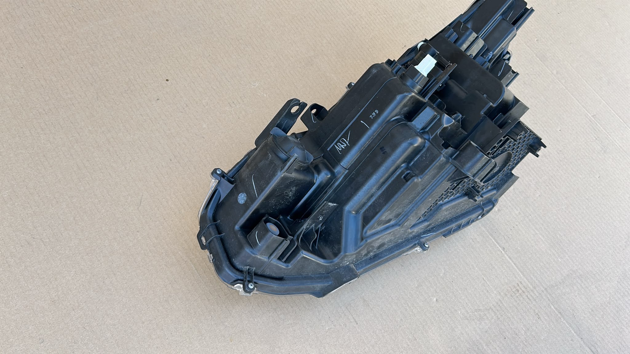 REFLEKTOR light left left front front TOYOTA YARIS CROSS 21