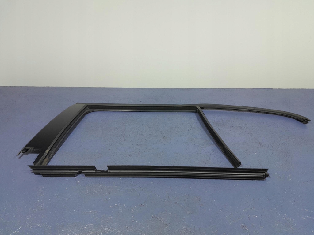 MERCEDES E W213 SEDAN USZCZELKA PROWADNICA SZYBY DRZWI TYŁ LEWY