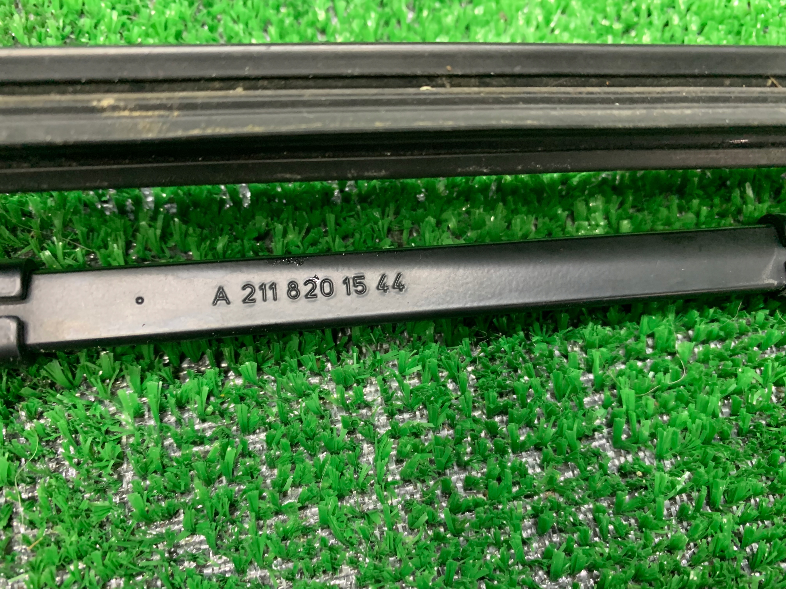 left right wiper arm MERCEDES W211 E KLASA komplet A2118201544