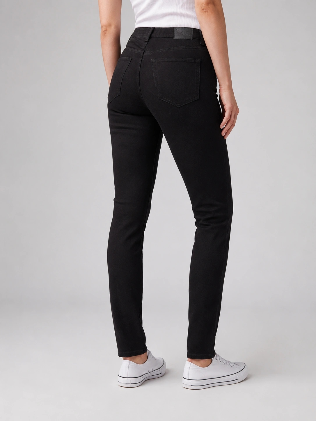 Dámské slim kalhoty Wrangler Slim Perfect Black W26LLX81H 26/32