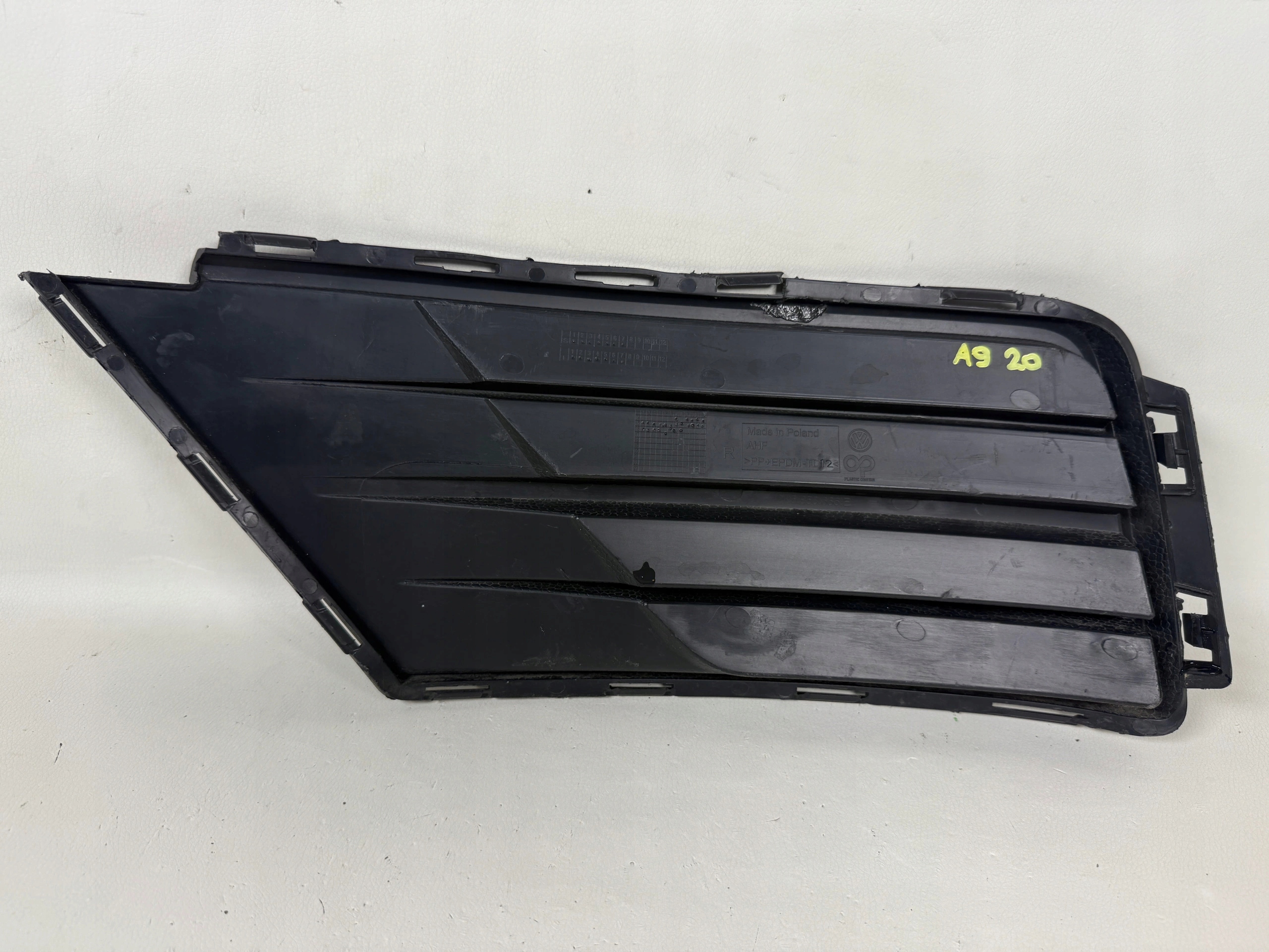 VW CADDY 2K5 mřížka nárazníku předek pravá 2K5853666E