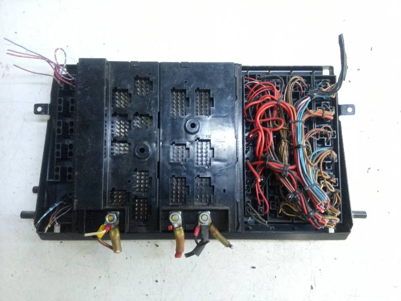 SKRZYNKA BEZPIECZNIKÓW 0015433115 Mercedes- ECONIC Jakość części (zgodnie z GVO) O - oryginał z logo producenta pojazdu (OE)