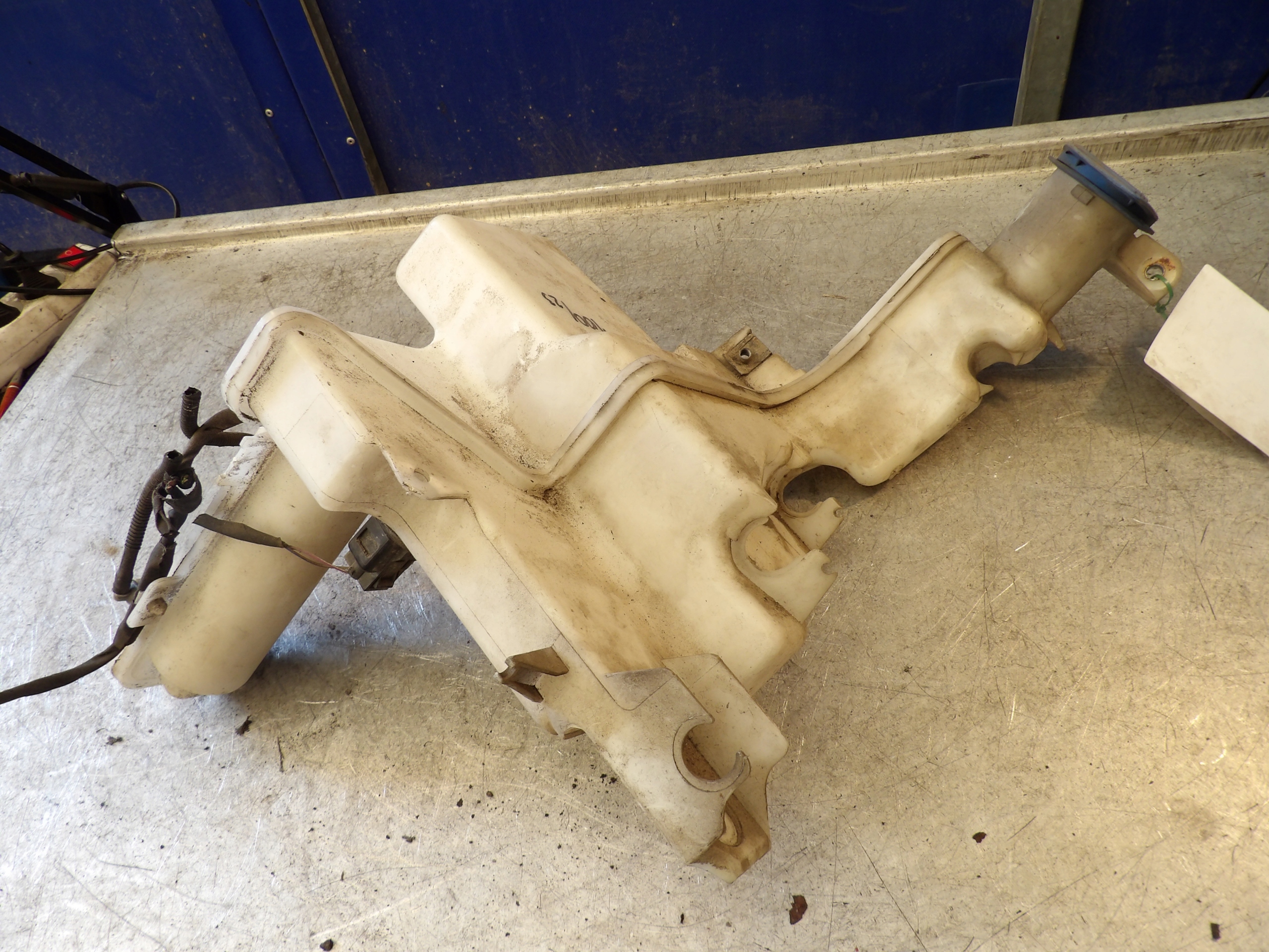 VW PASSAT B6 - washer fluid tank 3C0 955453