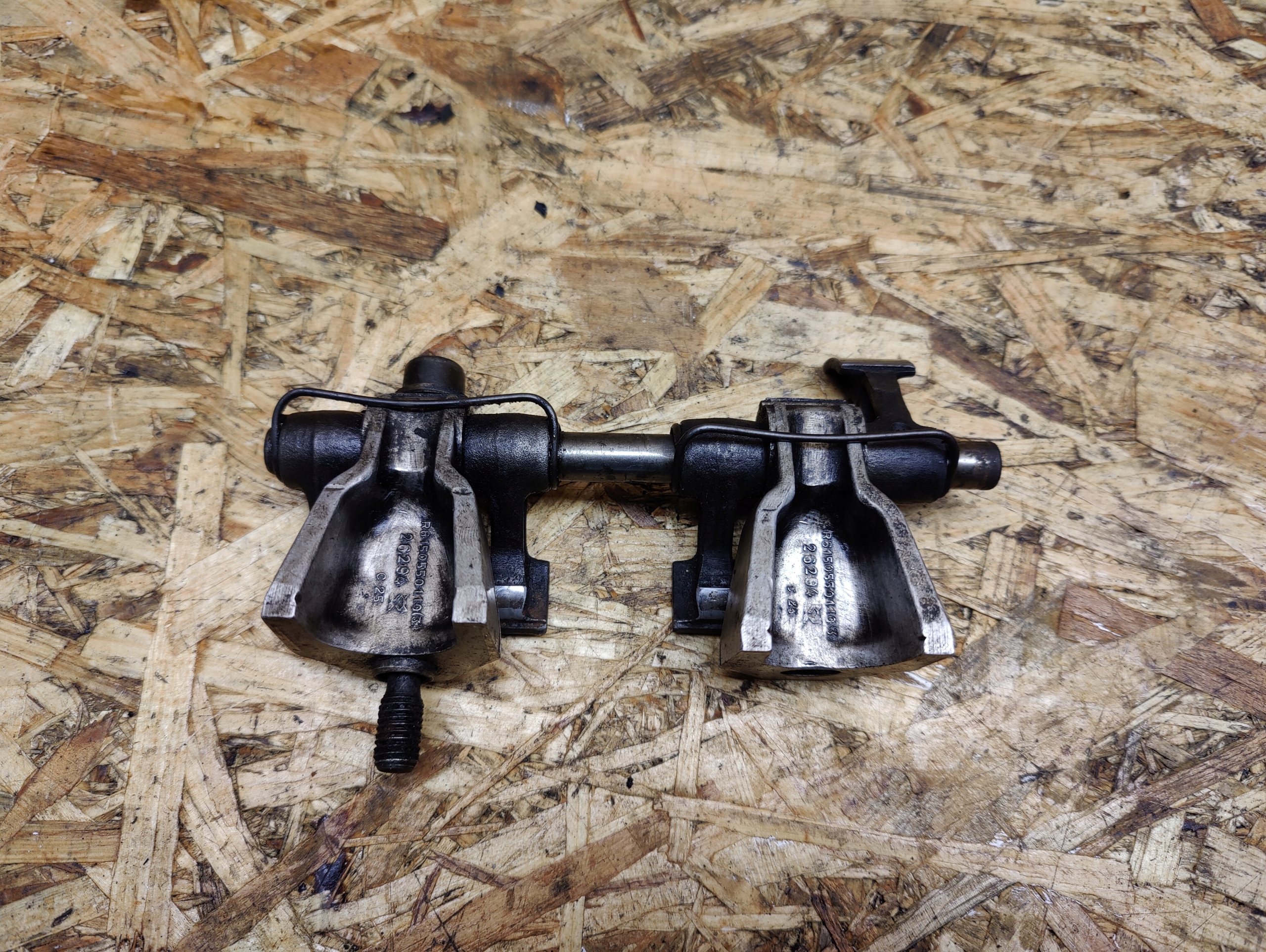 6150550110 - Кронштейн розподільного валу MERCEDES W115 W123