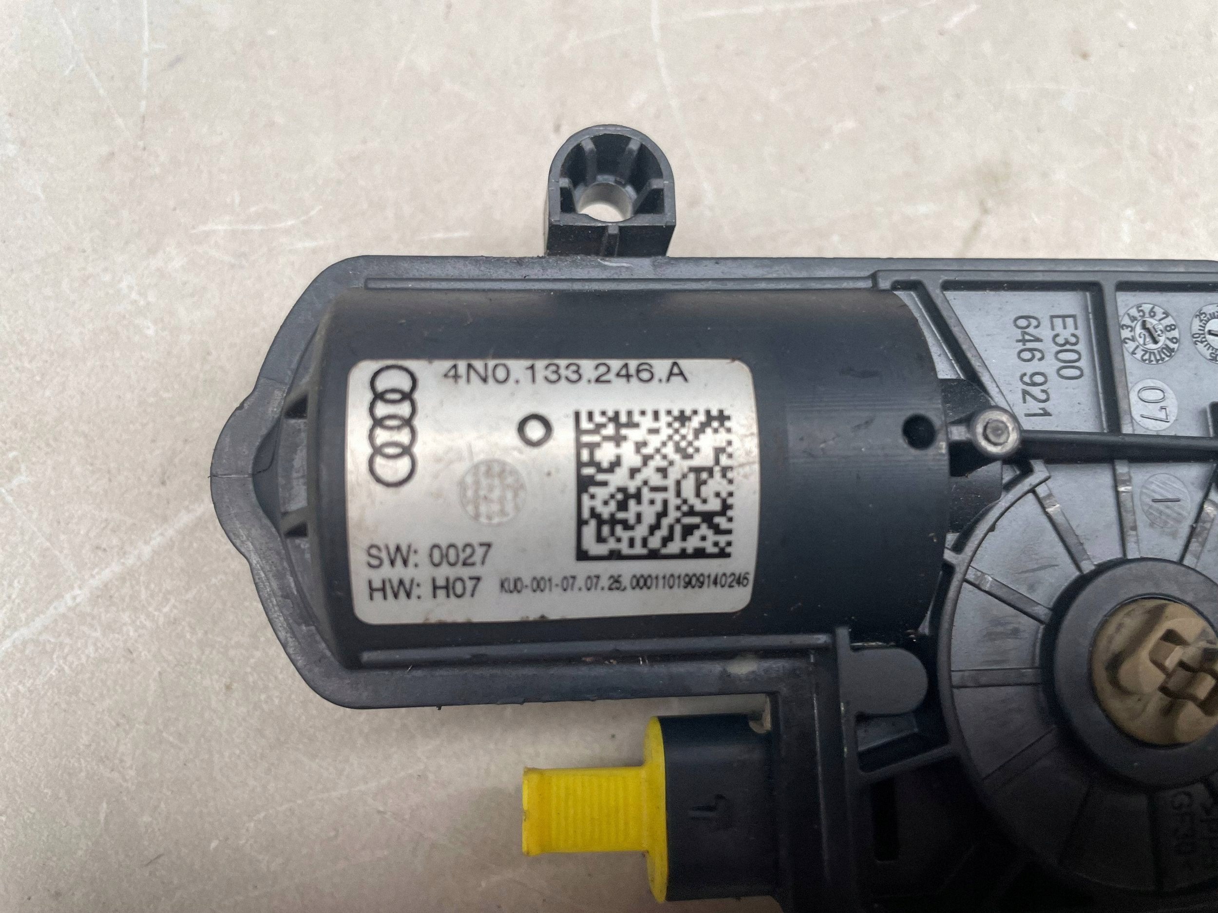 motorek výfuku AUDI Q8 4N0133246A @M