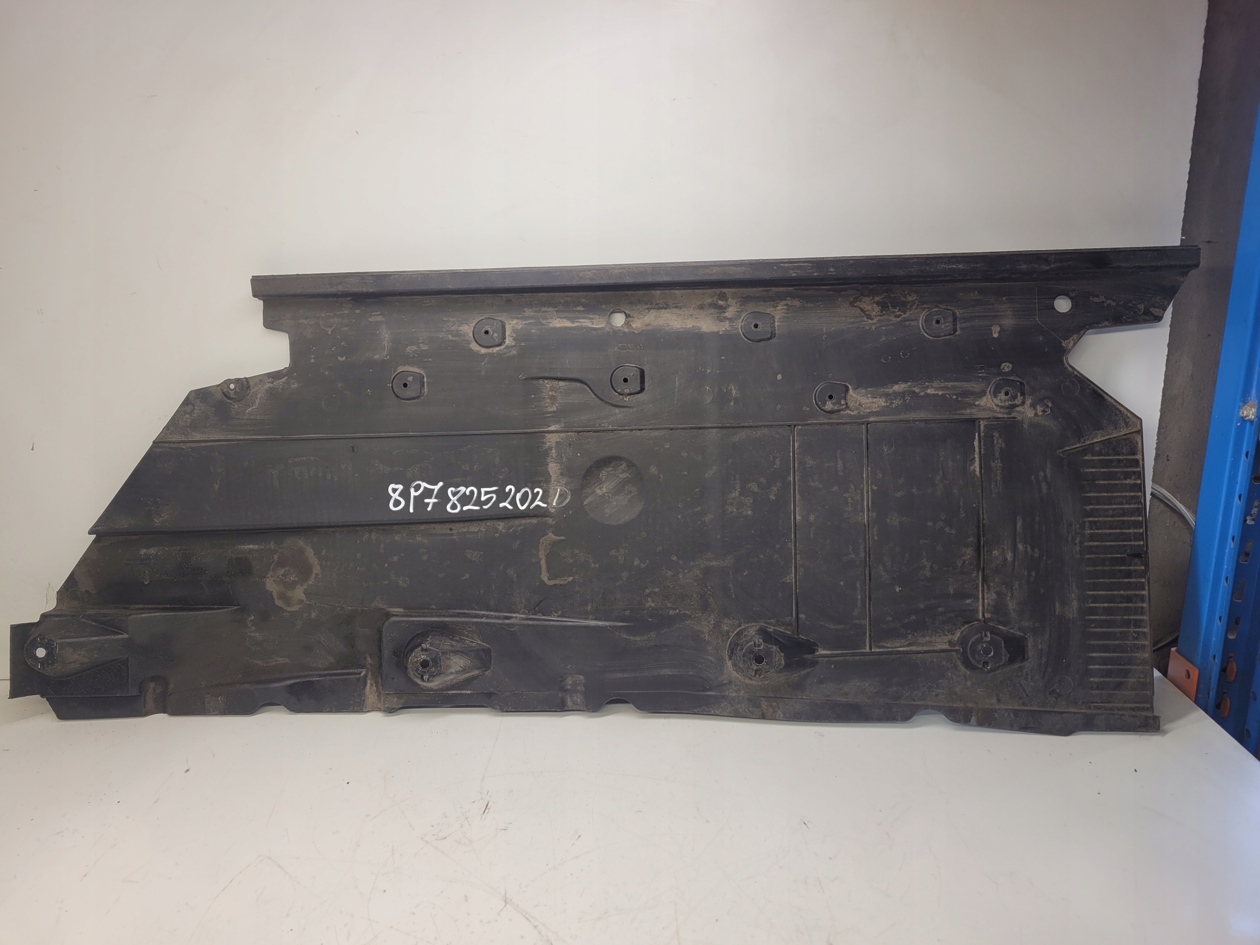 Крышка шасси правая AUDI A3 8P CABRIO 8P7825202D